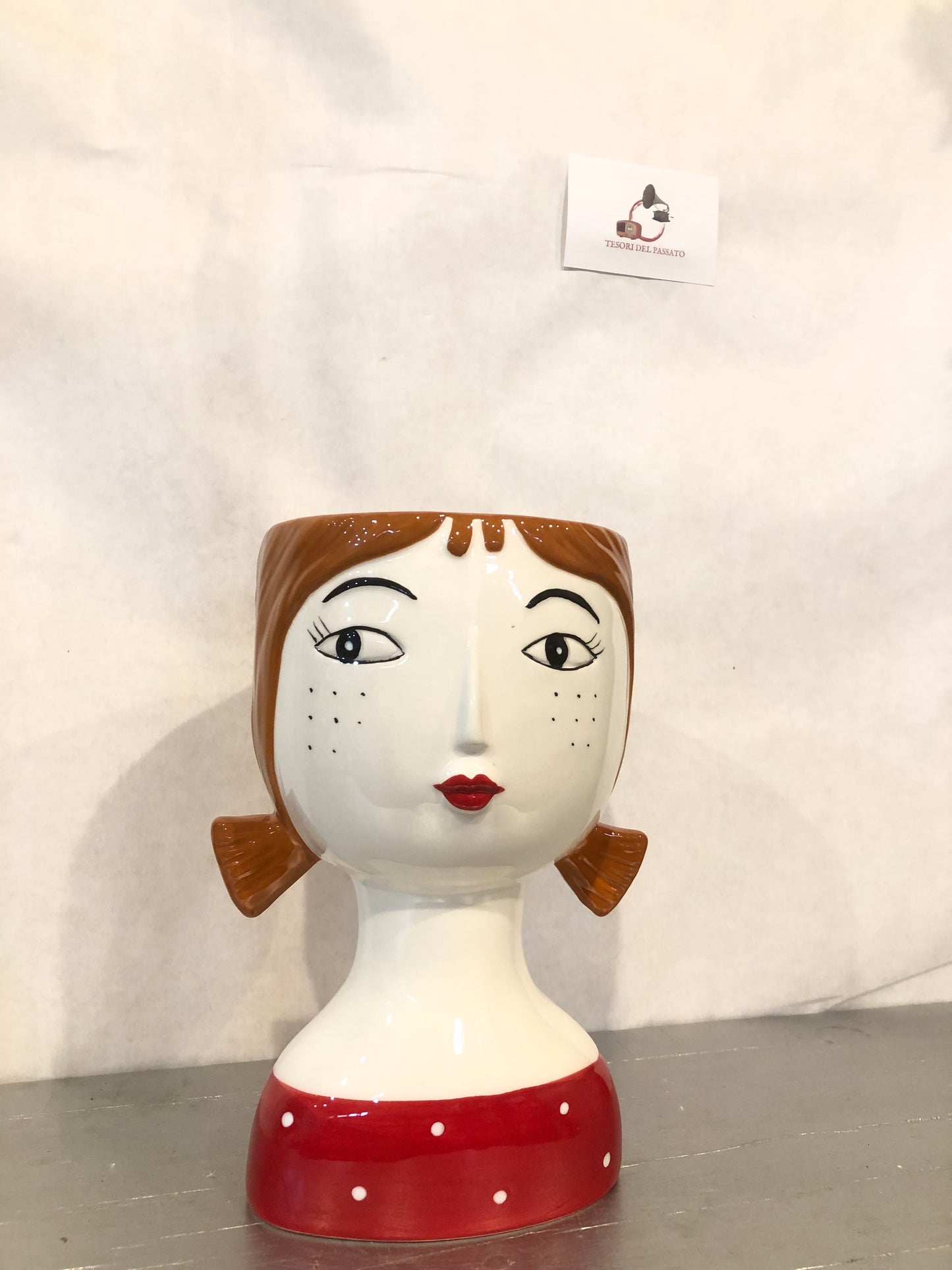 Vaso Volto Donna in Ceramica – Testa Decorativa con Capelli Castani e Maglia Rossa a Pois