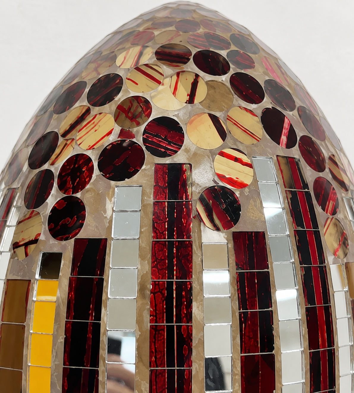 Lampada da Tavolo a Forma di Uovo con Mosaico di Specchi e Tessere Rosso Argento, Design Elegante con Base Cromata, Illuminazione Decorativa Moderna per Camera da Letto, Soggiorno, Ingresso e Idea Regalo