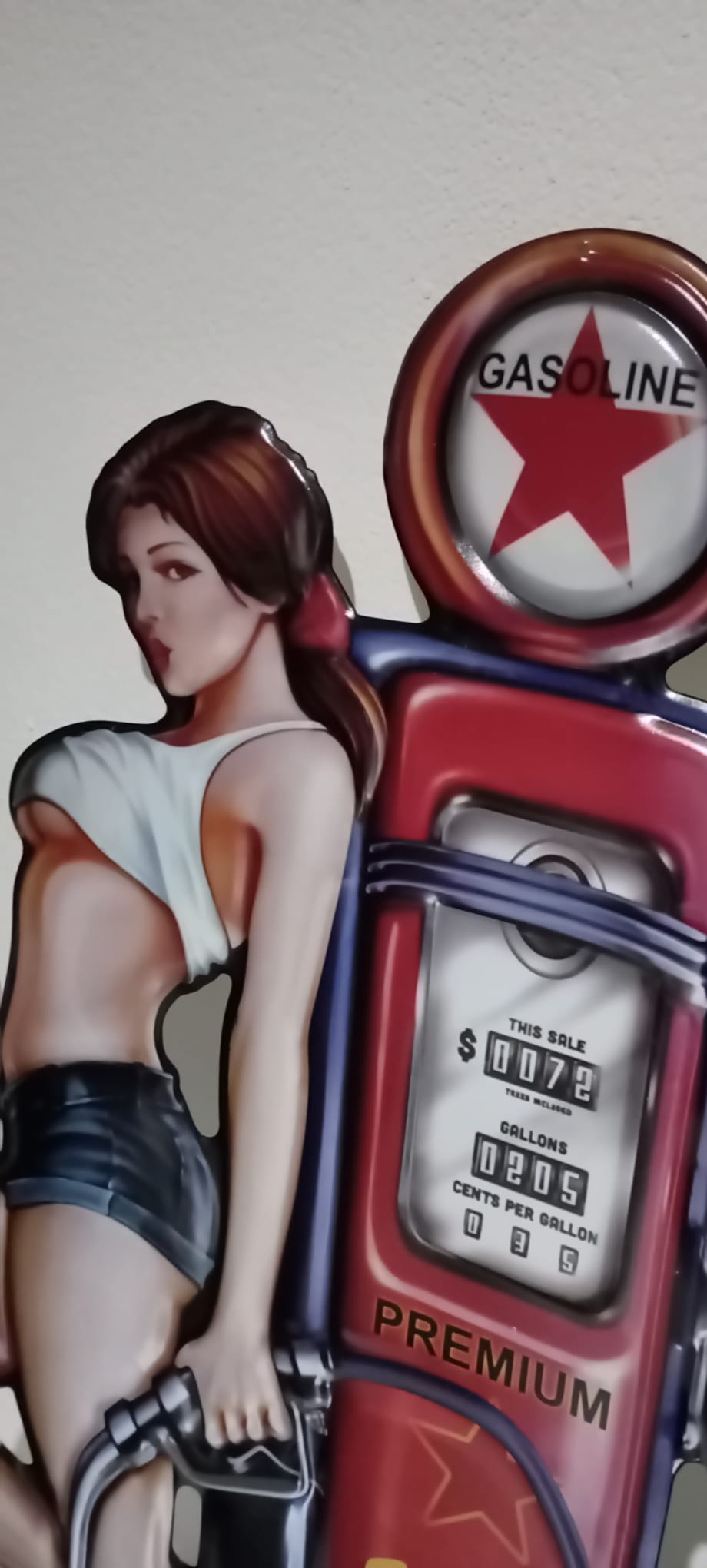 Insegna Pin-Up con Pompa Benzina Vintage – Cartello Retrò Gasoline