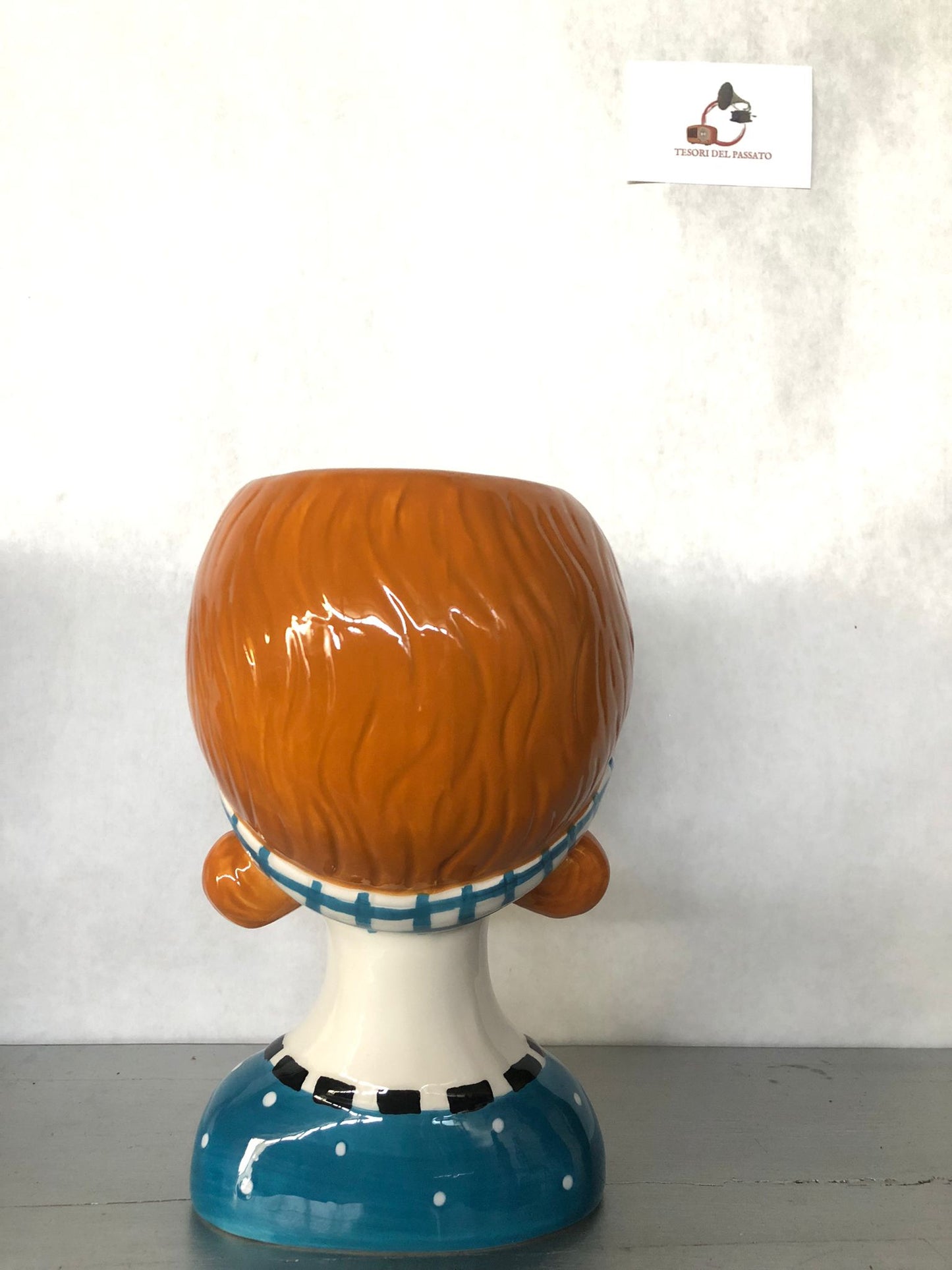 Vaso Volto Donna con Fiocco Azzurro in Ceramica – Design Retrò per Fiori e Piante