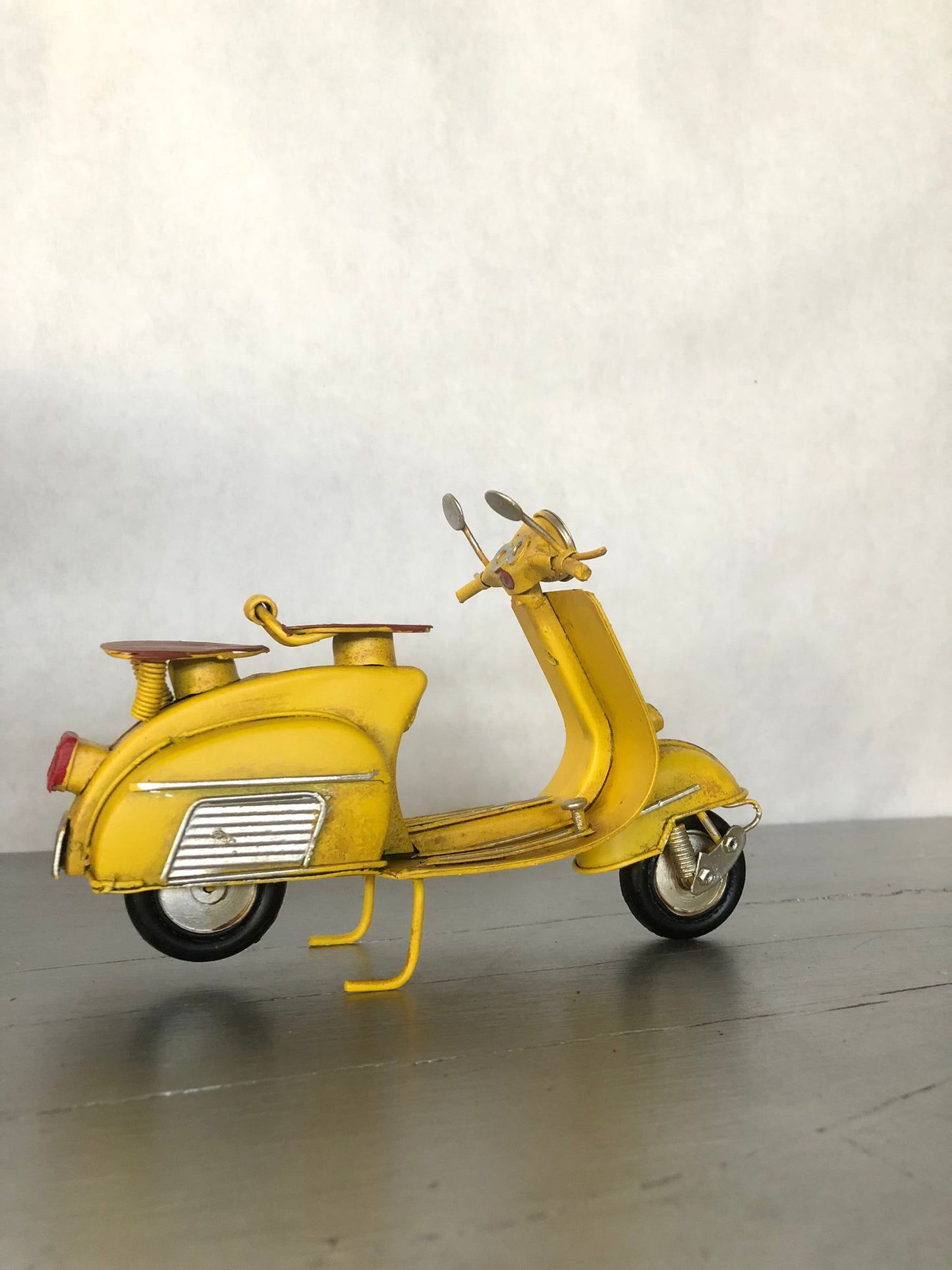 Vespa Vintage Gialla in Metallo – Modellino Scooter d’Epoca Retrò da Collezione e Arredamento