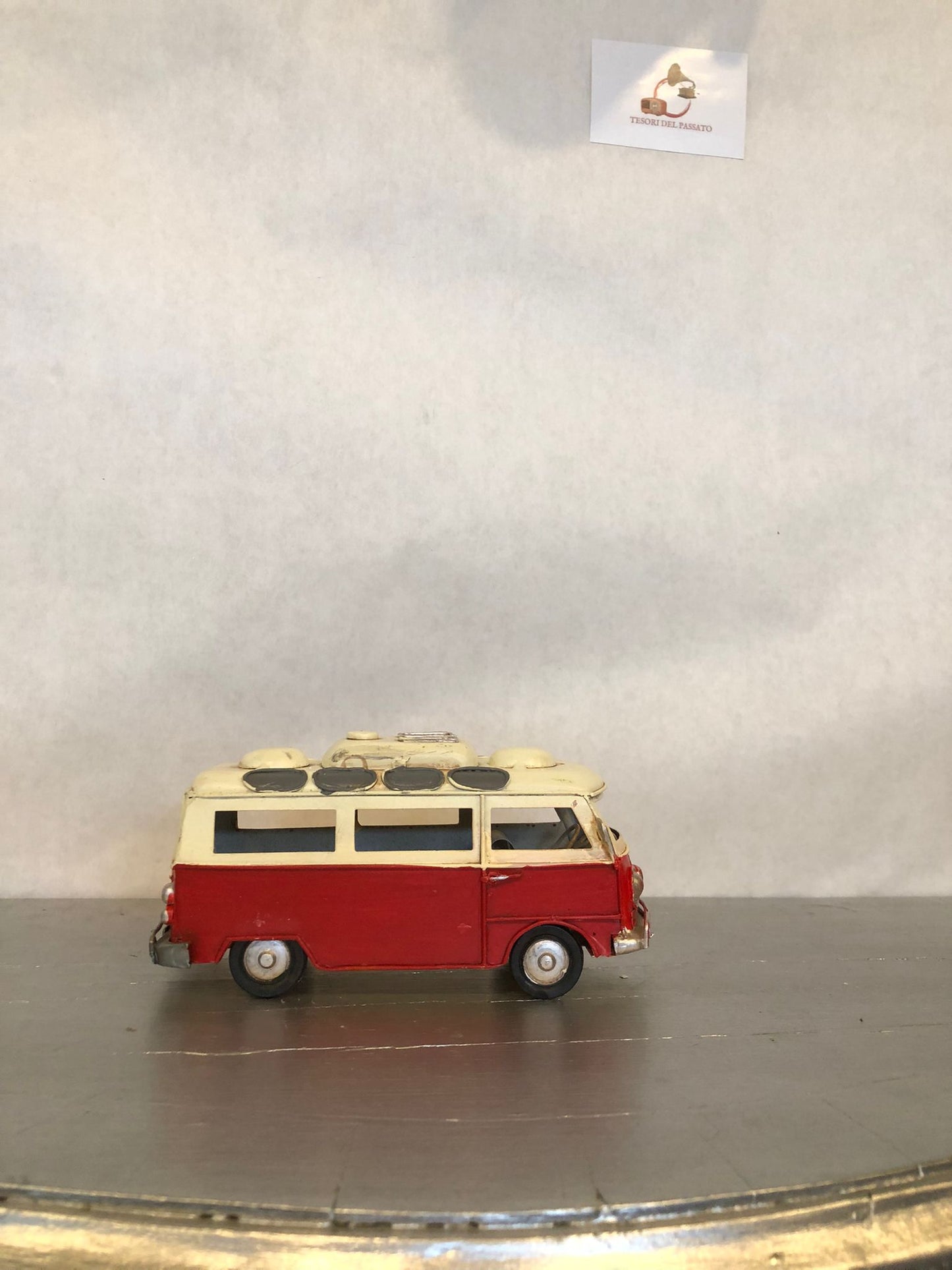 decorazione vintage per casa, ufficio e vetrine
modellino da collezione per appassionati di Volkswagen storici
regalo originale per amanti del design retrò
arredamento a tema anni ’60 e ’70
furgoncino Volkswagen vintage metallo
modellino bus retrò anni 60
Volkswagen van arredamento
miniature furgoncino collezione
regali originali auto storiche
arredamento vintage hippie
Volkswagen bus d’epoca in ferro
oggetti decorativi retrò auto
modellini auto artigianali
arredamento vintage industrial