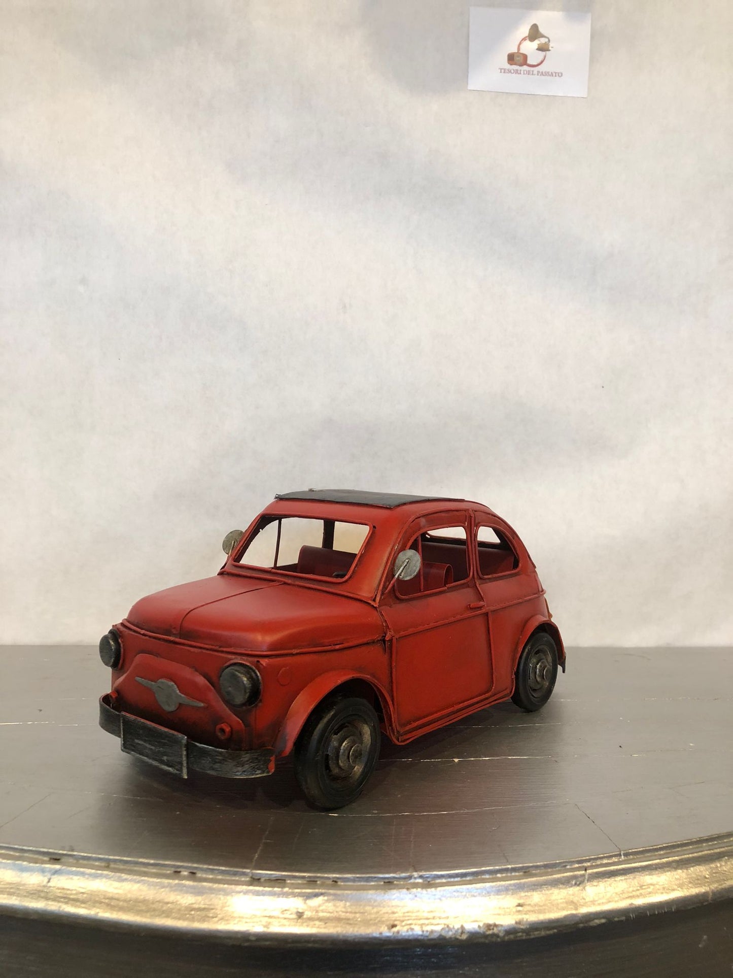 decorazione vintage per la casa, ufficio o negozio
pezzo da collezione per appassionati di auto storiche
regalo originale per amanti delle auto italiane
arredamento retrò per vetrine e locali a tema anni ’50 e ’6