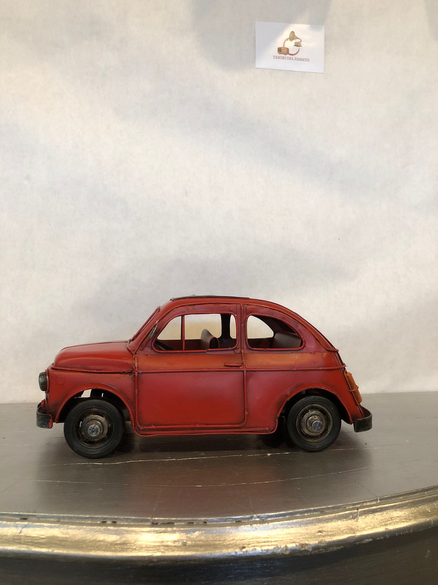 decorazione vintage per la casa, ufficio o negozio
pezzo da collezione per appassionati di auto storiche
regalo originale per amanti delle auto italiane
arredamento retrò per vetrine e locali a tema anni ’50 e ’6