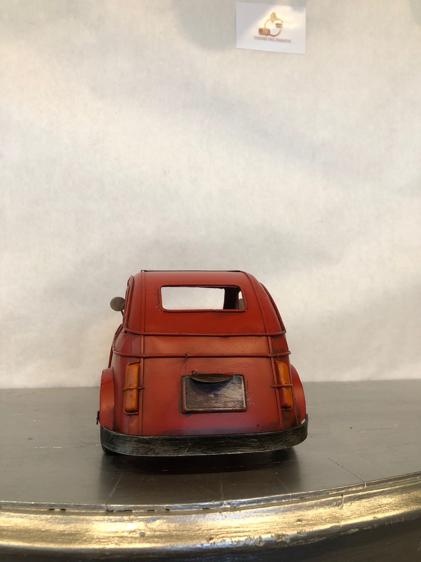 decorazione vintage per la casa, ufficio o negozio
pezzo da collezione per appassionati di auto storiche
regalo originale per amanti delle auto italiane
arredamento retrò per vetrine e locali a tema anni ’50 e ’6