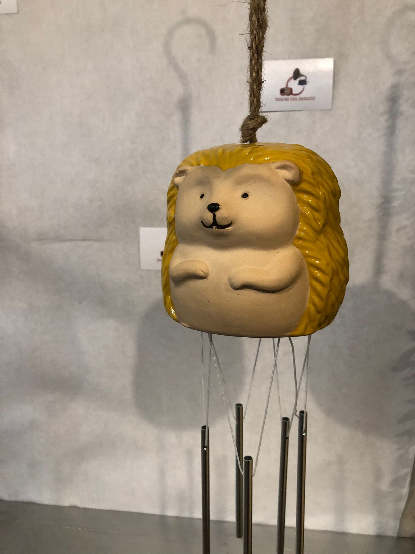 Pendaglio a Vento Riccio in Ceramica – Wind Chime Decorativo da Giardino e Casa
