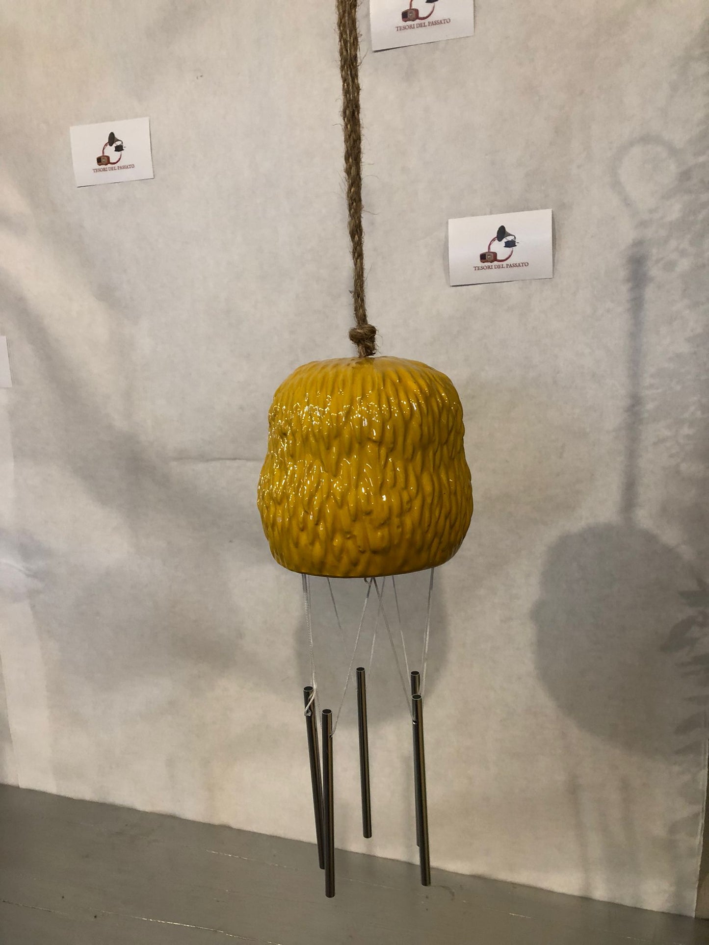 Pendaglio a Vento Riccio in Ceramica – Wind Chime Decorativo da Giardino e Casa