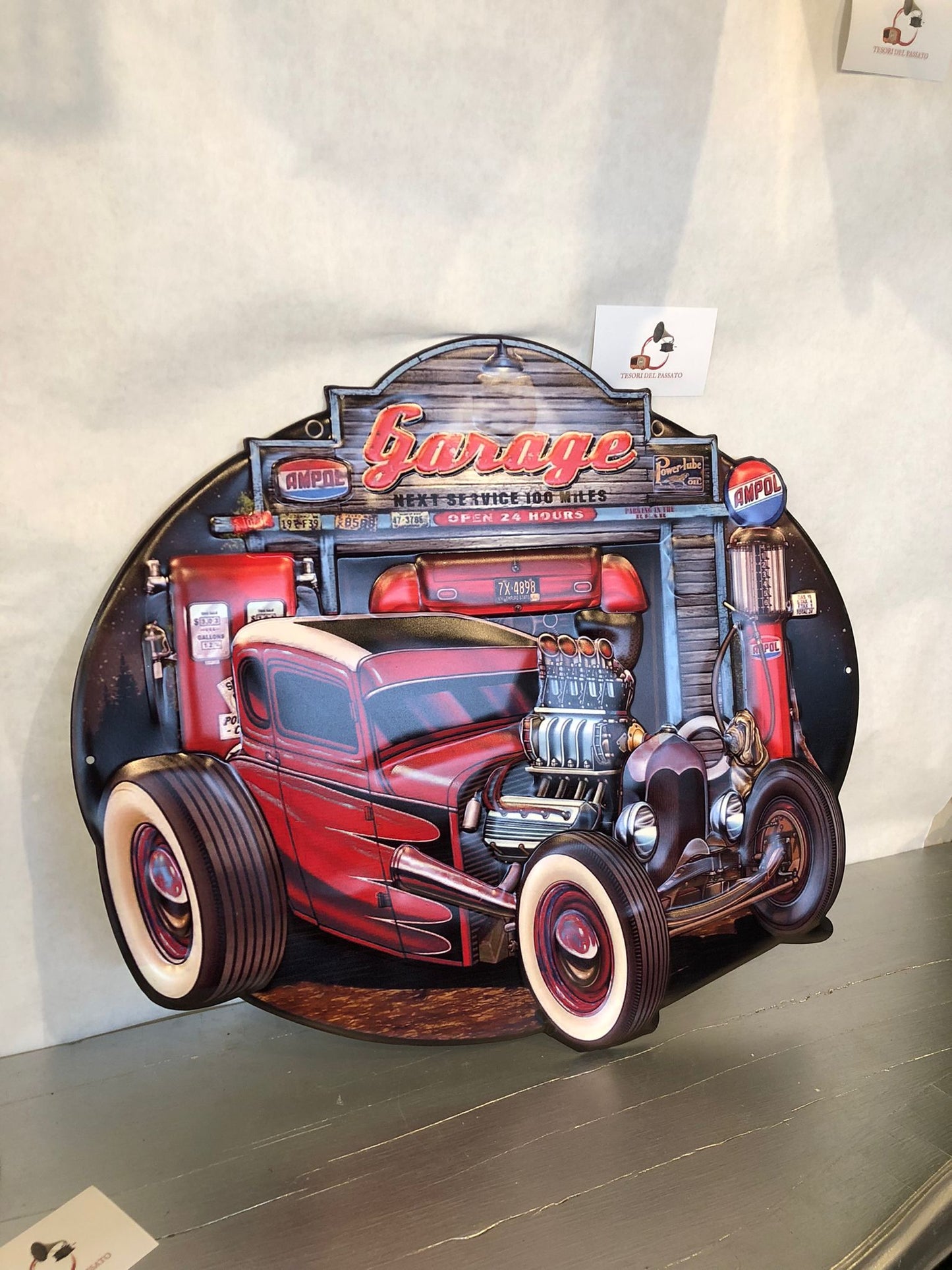 Cartello Garage Vintage con Hot Rod – Insegna Retrò Auto Americana