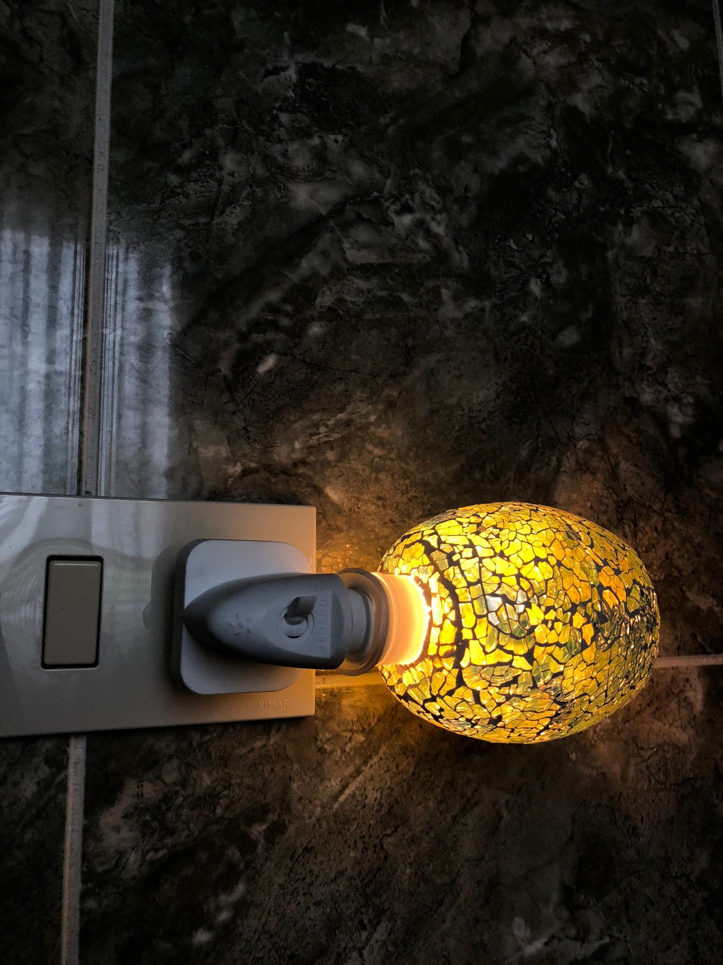 Paralume mosaico giallo-verde con effetto vetro spezzato
Lampada notturna LED a risparmio energetico
Ideale per camera da letto, bagno, corridoio, soggiorno e cameretta
Perfetta come luce decorativa e di cortesia notturna
Collegamento diretto alla presa elettrica, semplice e pratico