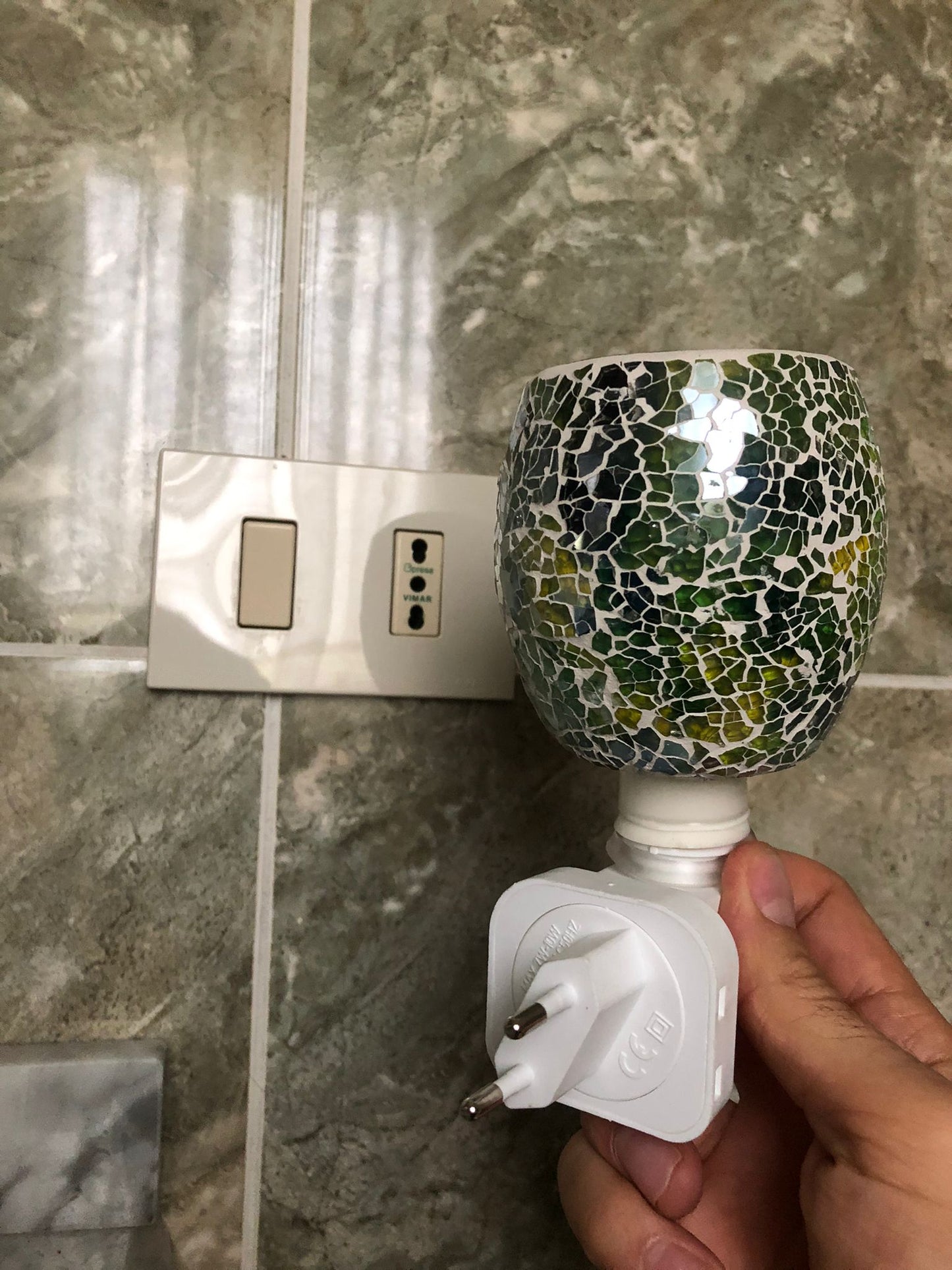 Paralume mosaico giallo-verde con effetto vetro spezzato
Lampada notturna LED a risparmio energetico
Ideale per camera da letto, bagno, corridoio, soggiorno e cameretta
Perfetta come luce decorativa e di cortesia notturna
Collegamento diretto alla presa elettrica, semplice e pratico