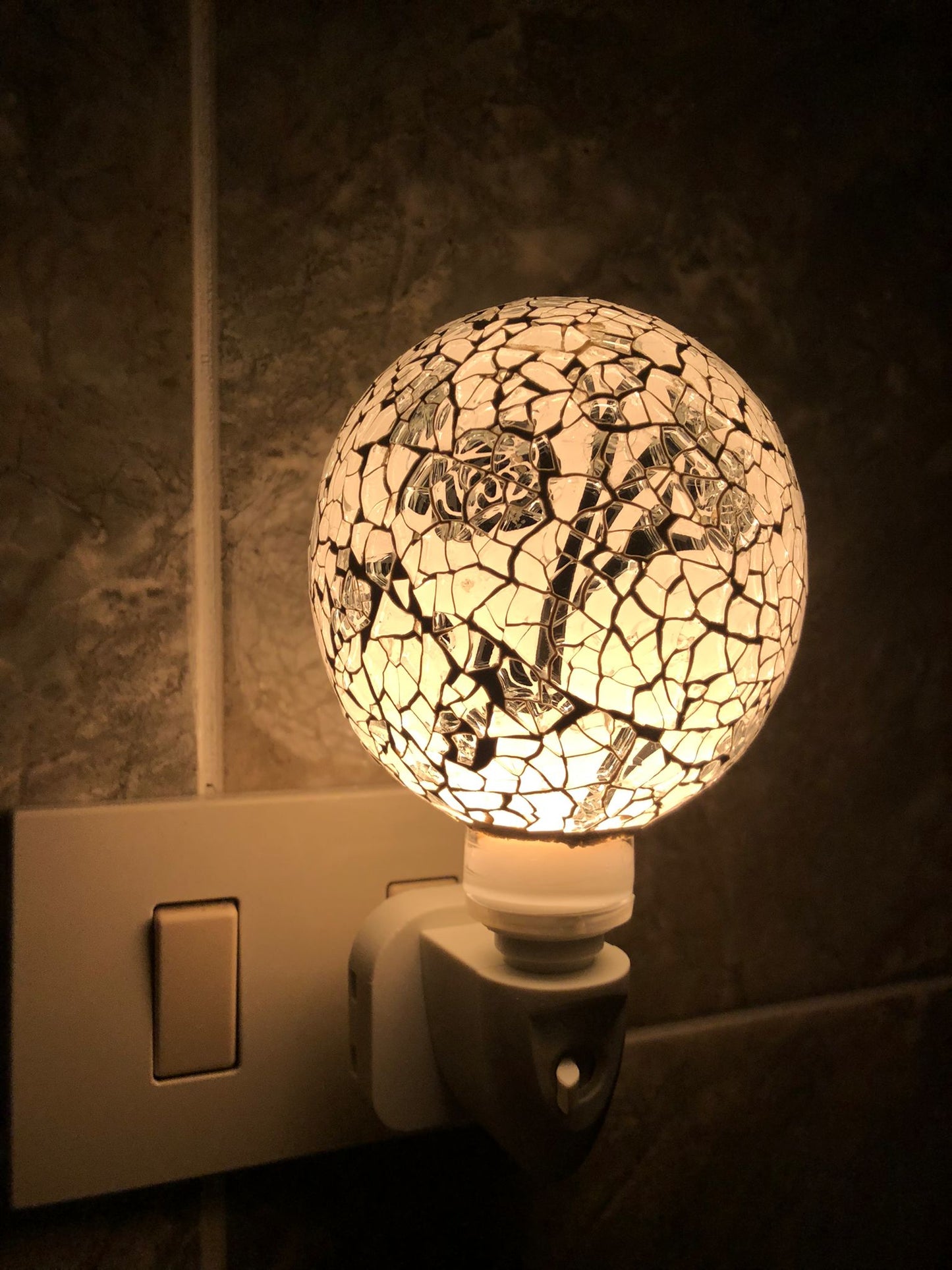 Paralume sferico in mosaico bianco e argento
Luce LED a basso consumo energetico
Perfetta per camera da letto, bagno, soggiorno, corridoio e cameretta
Luce calda, soffusa e rilassante
Collegamento diretto alla presa elettrica, senza installazioni