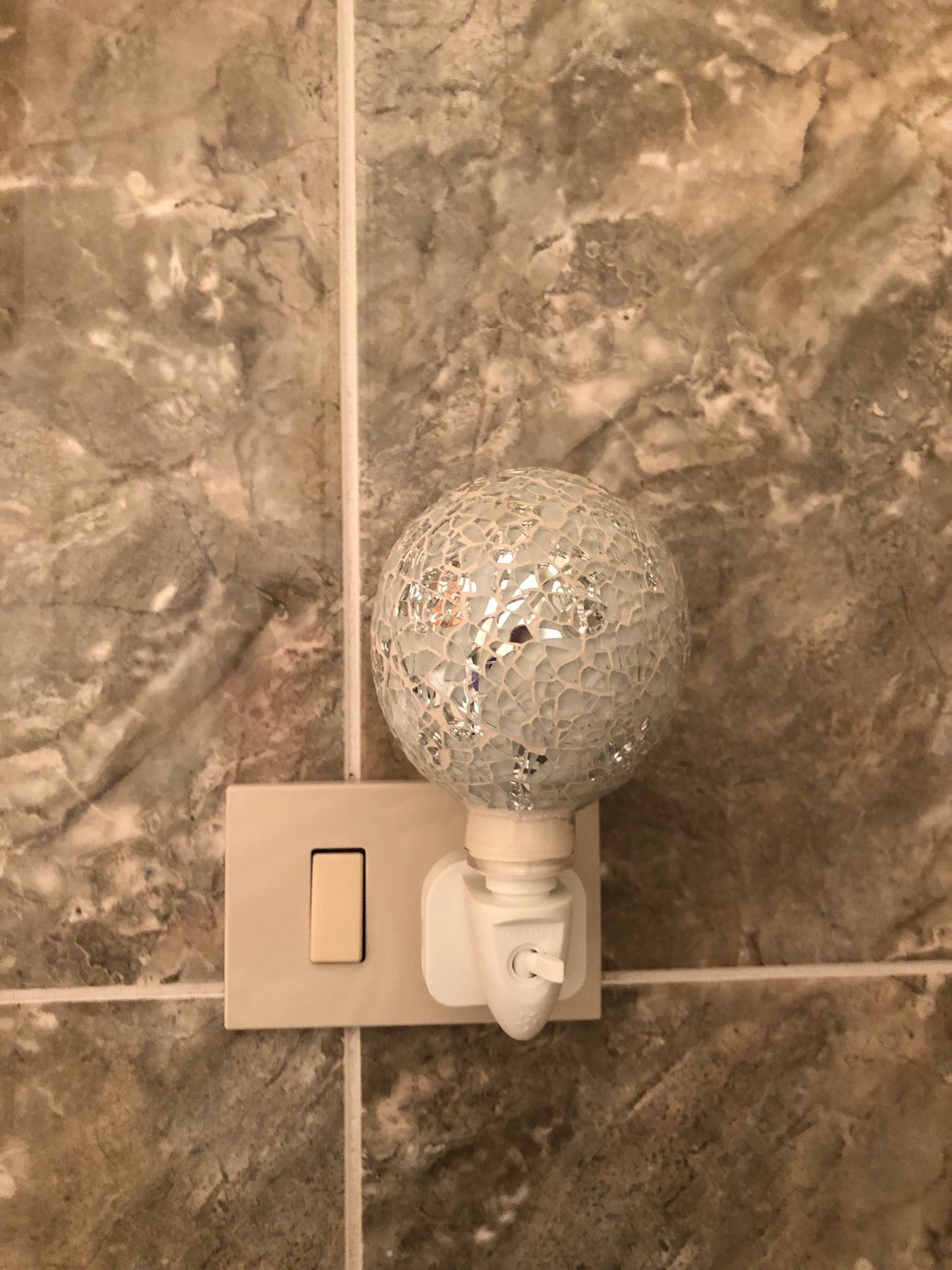 Paralume sferico in mosaico bianco e argento
Luce LED a basso consumo energetico
Perfetta per camera da letto, bagno, soggiorno, corridoio e cameretta
Luce calda, soffusa e rilassante
Collegamento diretto alla presa elettrica, senza installazioni