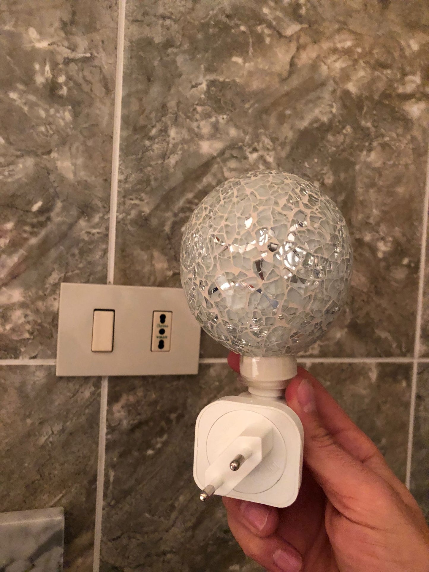 Paralume sferico in mosaico bianco e argento
Luce LED a basso consumo energetico
Perfetta per camera da letto, bagno, soggiorno, corridoio e cameretta
Luce calda, soffusa e rilassante
Collegamento diretto alla presa elettrica, senza installazioni