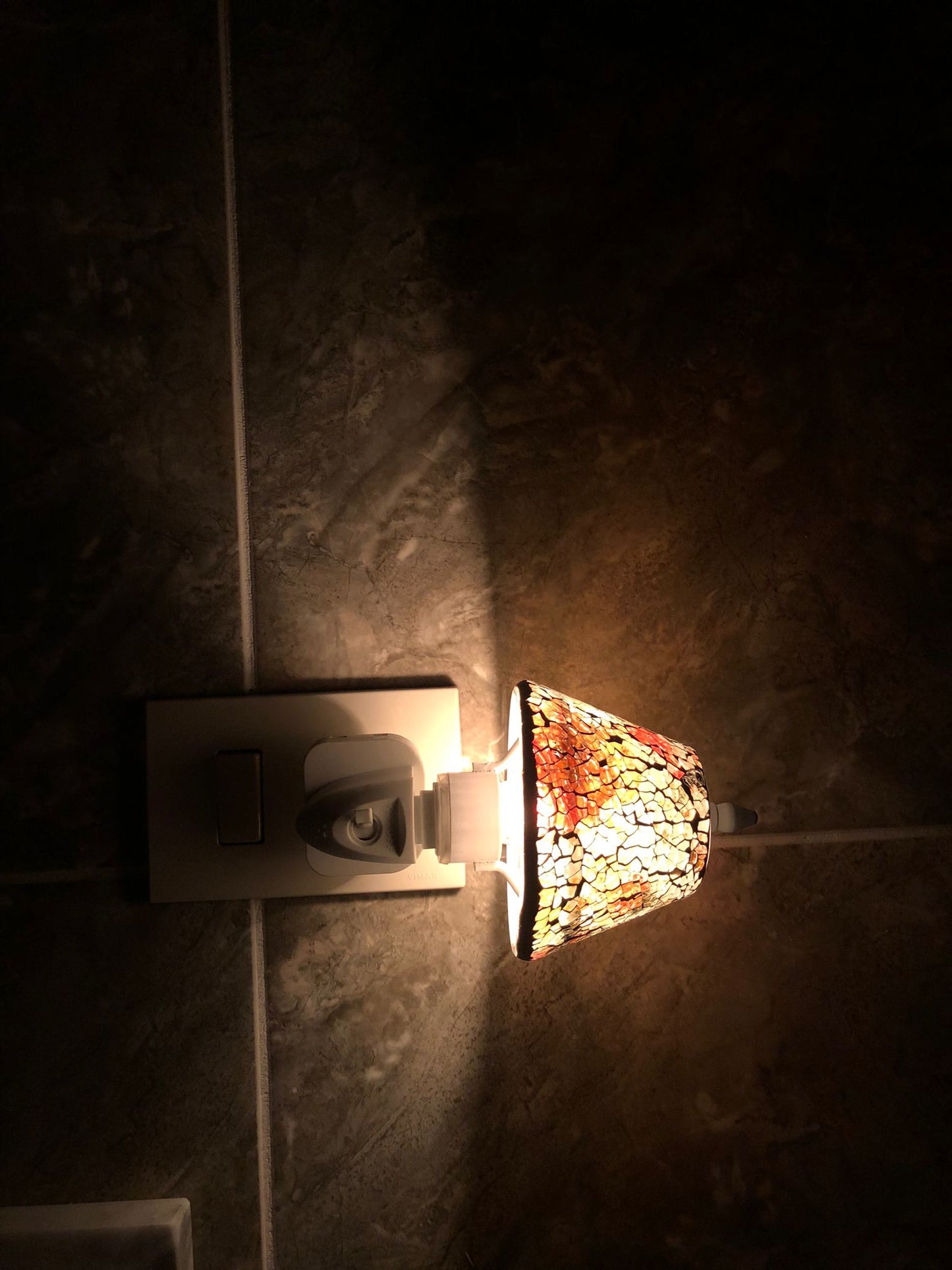 Lampada Notturna da Presa con Paralume Mosaico Arancio Ambra – Luce Notturna LED Decorativa per Camera da Letto e Bagno