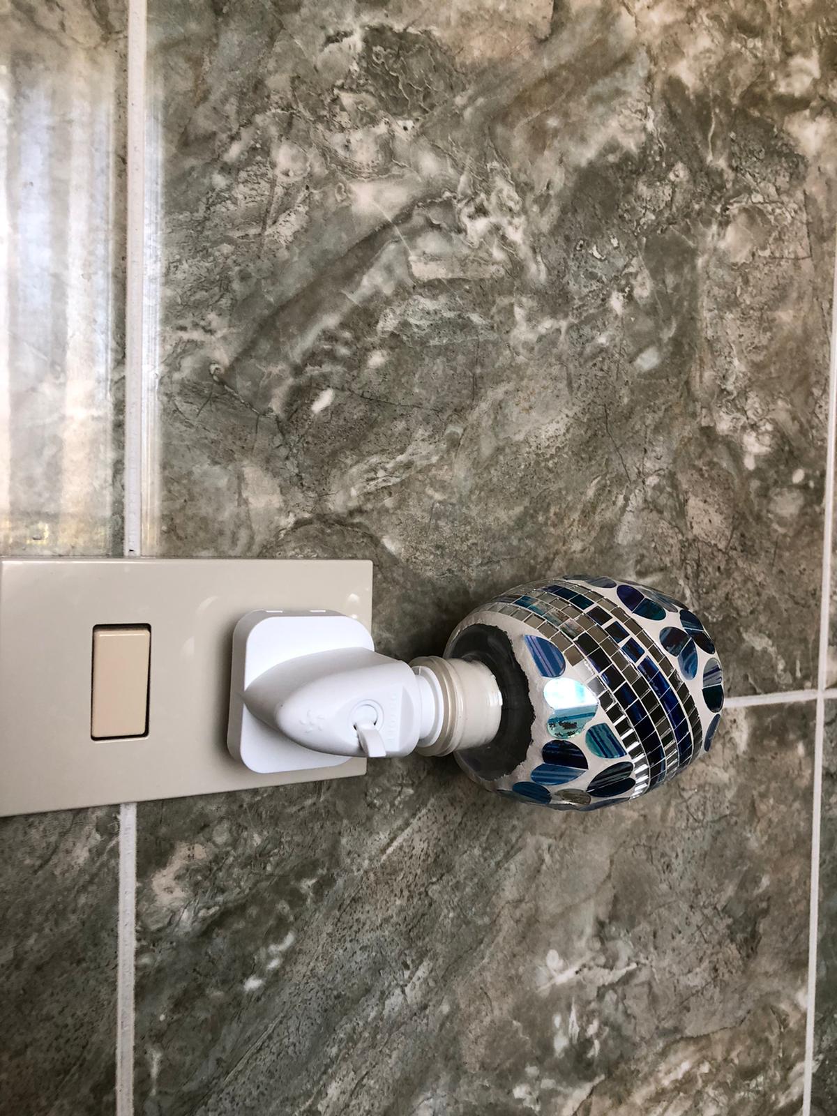 Paralume mosaico iridescente multicolor (verde, blu, oro)
Luce LED calda a risparmio energetico
Perfetta come luce notturna, di cortesia o decorativa
Adatta a camera da letto, soggiorno, bagno e corridoio
Collegamento semplice alla presa elettrica