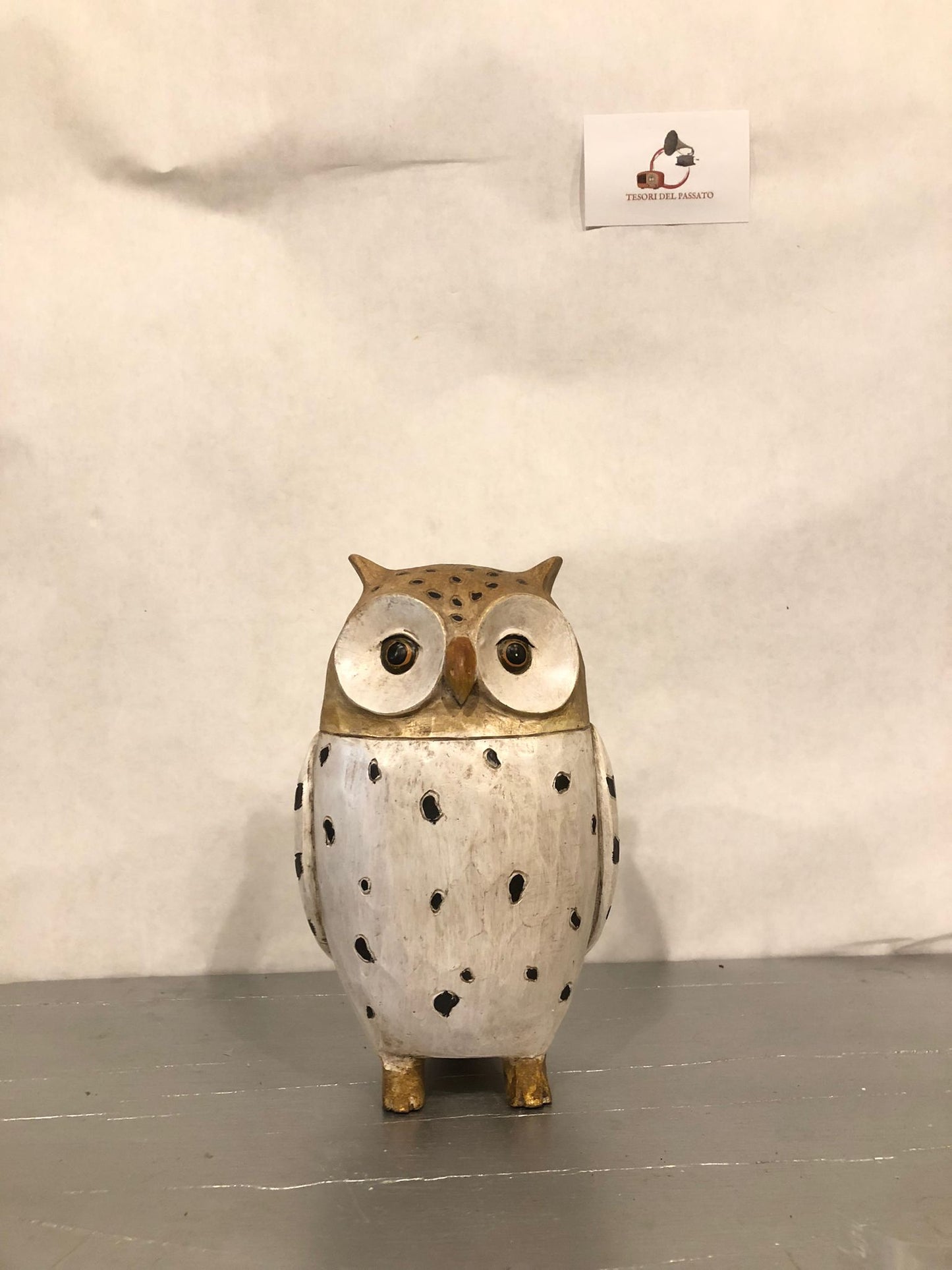Gufo Decorativo Bianco e Oro in Resina – Soprammobile Elegante Simbolo di Saggezza e Fortuna
