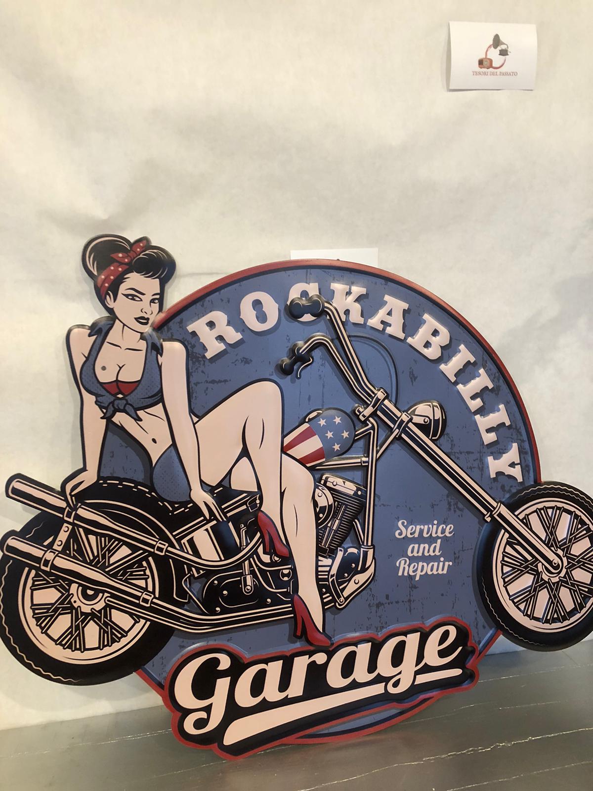 Cartello in Metallo Rockabilly Garage con Pin Up e Moto – Targa Vintage Retrò