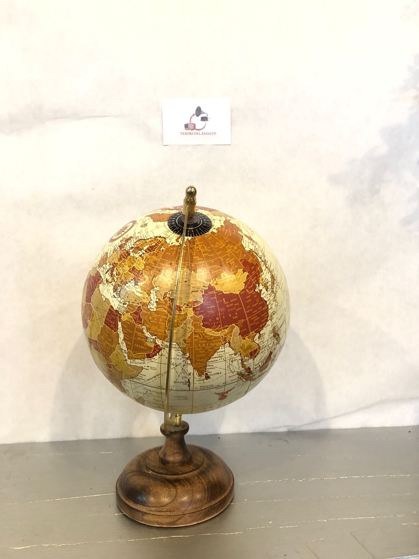 arredamento vintage e classico per casa e ufficio
decorazione elegante per studi e librerie
collezione di mappamondi e oggetti storici
regalo raffinato per amanti dei viaggi
mappamondo vintage seppia
globo terrestre retrò arredamento
mappamondo con base in legno
globo antico decorativo
arredamento studio e libreria vintage
regalo elegante per viaggiatori
oggetti decorativi classici retrò
mappamondo d’epoca da tavolo
globo terrestre artigianale
arredamento ufficio elegante