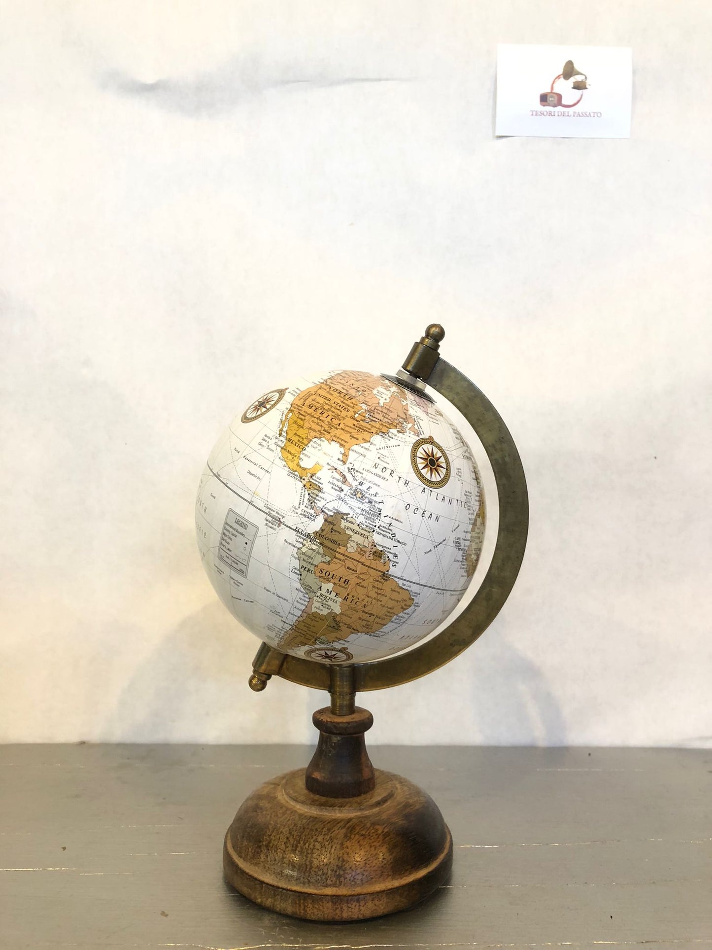 Arredamento elegante in stile classico e vintage
Decorazione da tavolo per studi e librerie
Idea regalo raffinata per amanti dei viaggi
Oggetto decorativo artigianale per ambienti ricercati
mappamondo vintage bianco
globo terrestre arredamento retrò
mappamondo con base in legno
arredamento studio classico
globo terrestre elegante da tavolo
regalo originale viaggiatori
oggetti decorativi retrò eleganti
arredamento libreria vintage
mappamondo d’epoca da collezione
globo terrestre artigianale