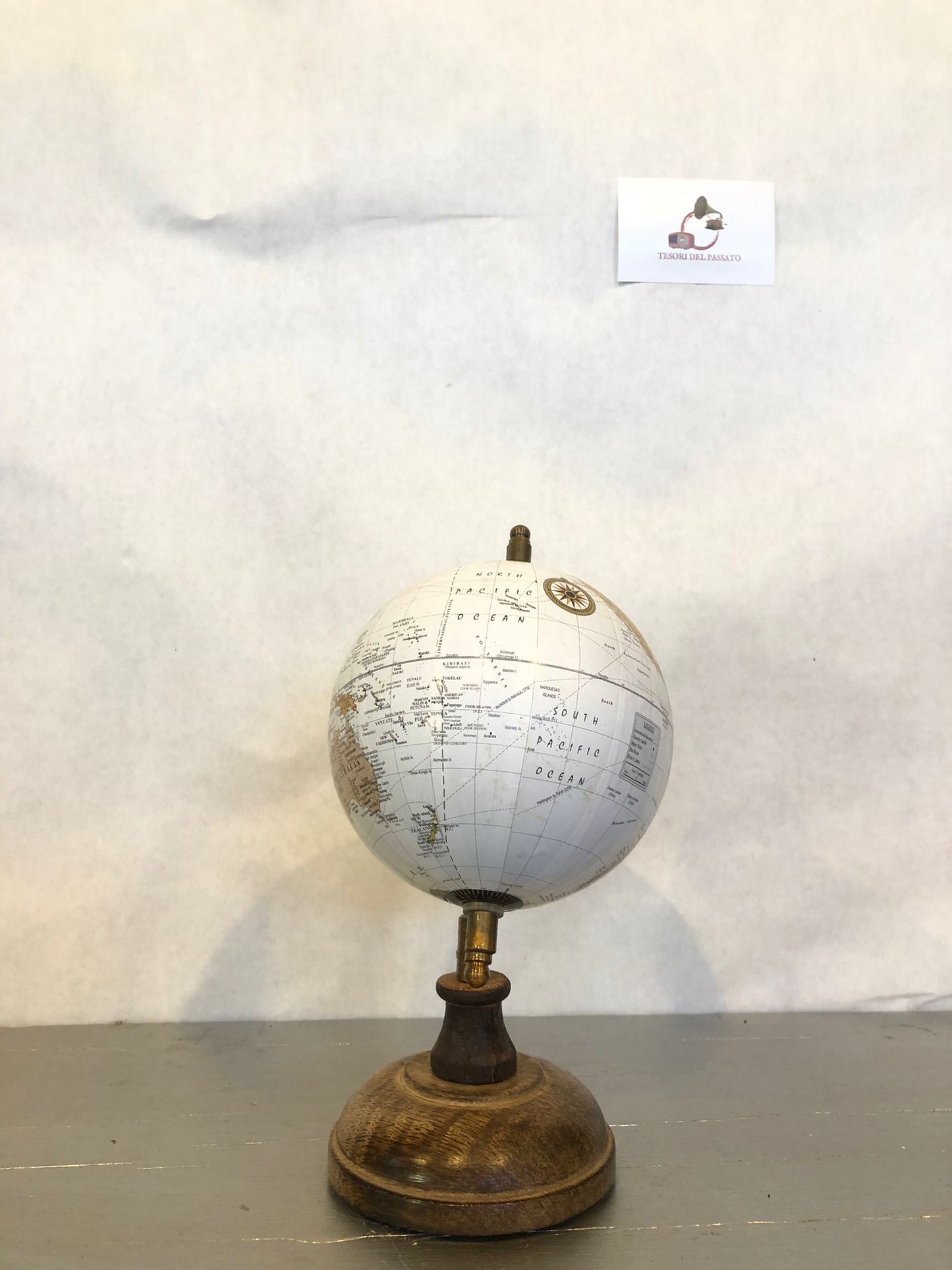 mappamondo vintage bianco
globo terrestre arredamento retrò
mappamondo con base in legno
arredamento studio classico
globo terrestre elegante da tavolo
regalo originale viaggiatori
oggetti decorativi retrò eleganti
arredamento libreria vintage
mappamondo d’epoca da collezione
globo terrestre artigianale