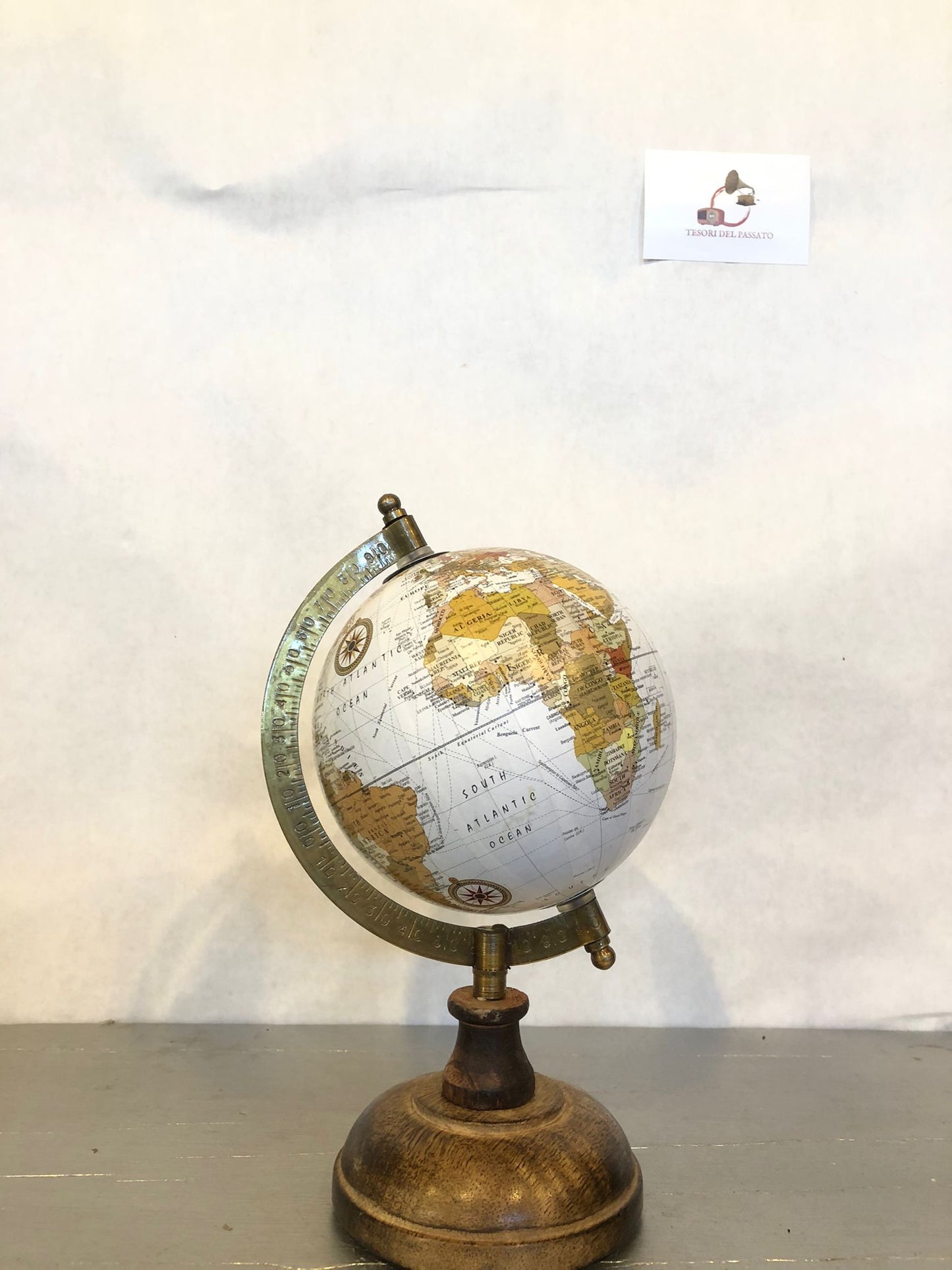 mappamondo vintage bianco
globo terrestre arredamento retrò
mappamondo con base in legno
arredamento studio classico
globo terrestre elegante da tavolo
regalo originale viaggiatori
oggetti decorativi retrò eleganti
arredamento libreria vintage
mappamondo d’epoca da collezione
globo terrestre artigianale