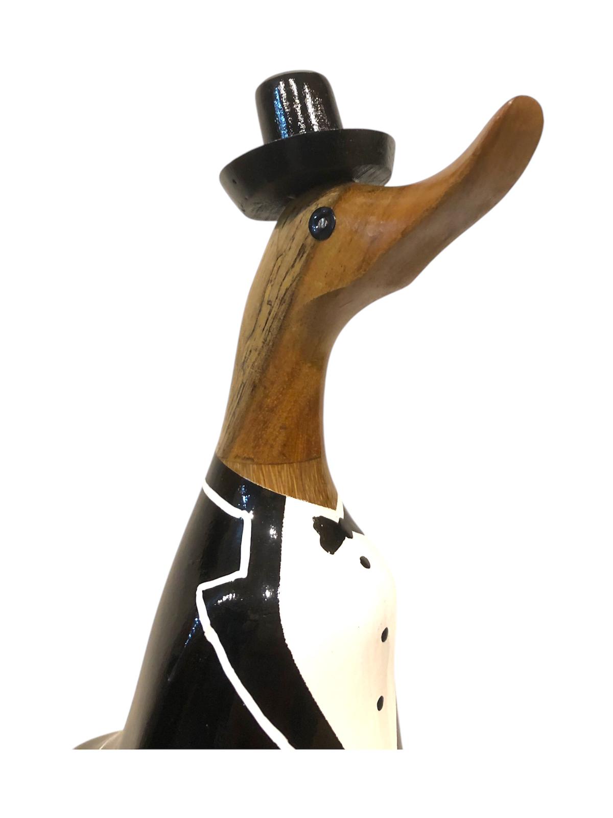Papera in Legno con Smoking Nero e Cappello – Statuetta Artigianale Elegante da Arredo
