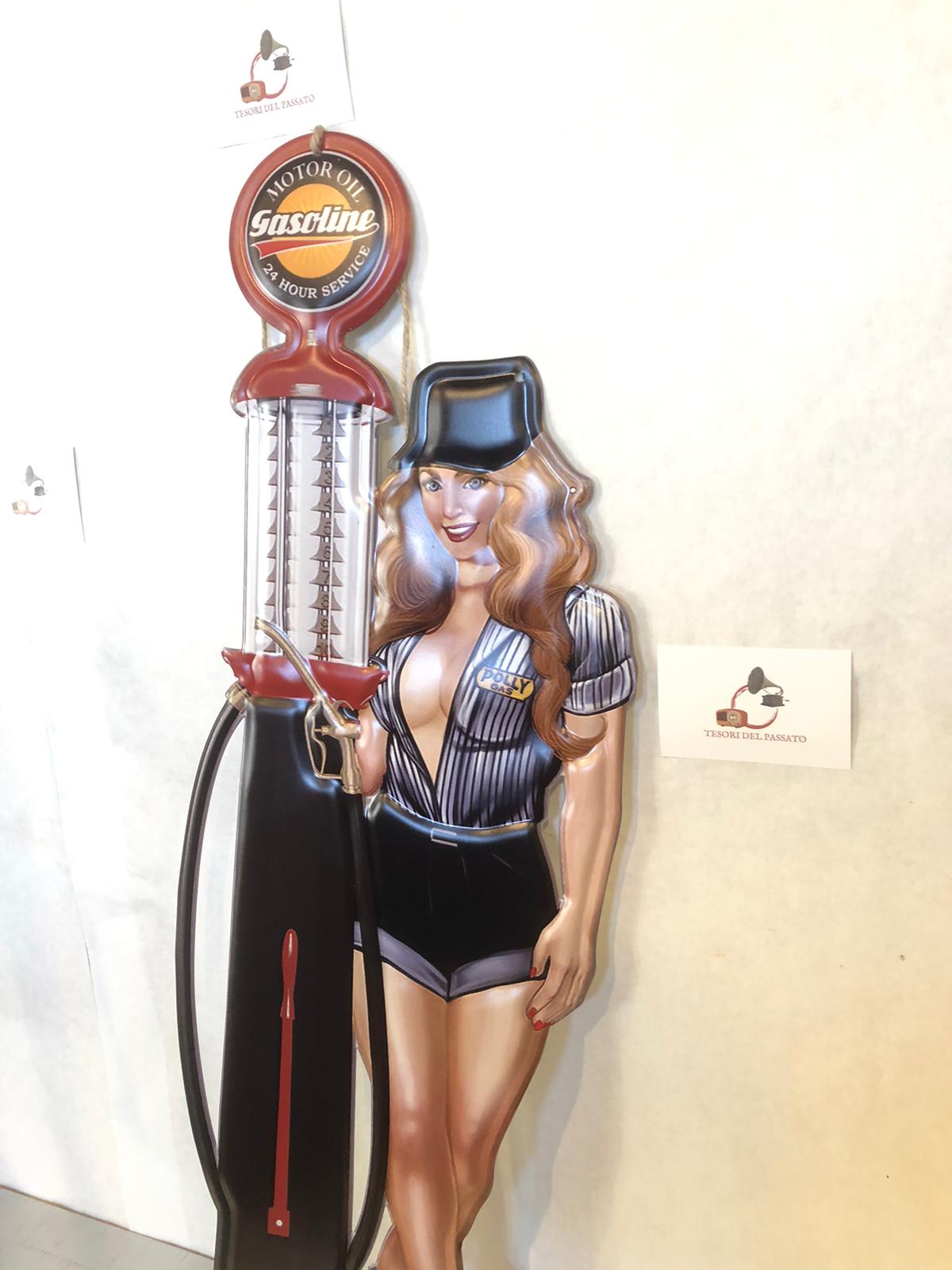 Cartello Pin Up con Pompa di Benzina Vintage – Gasoline Motor Oil Retrò