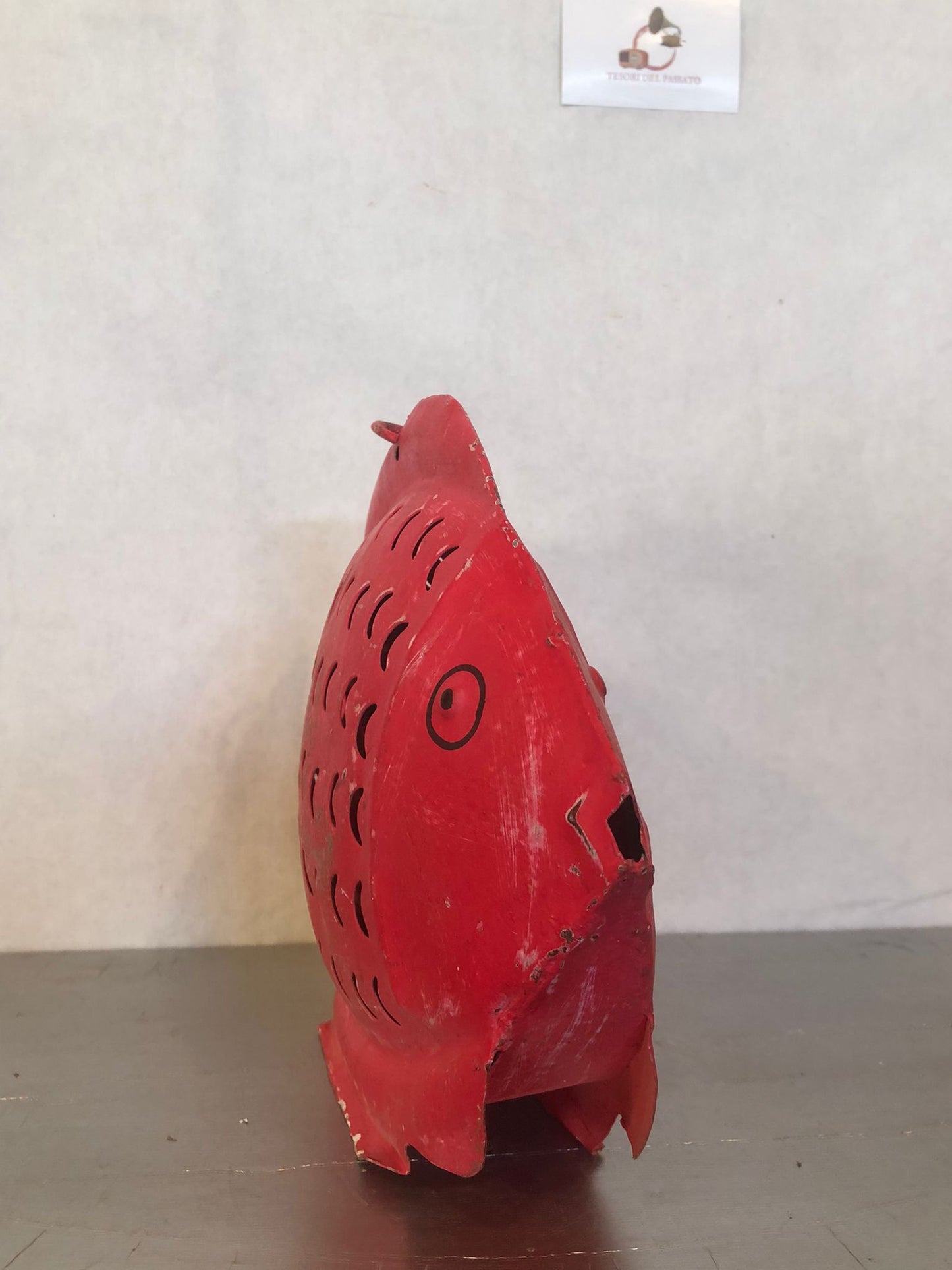 Pesce Rosso in Metallo da Appendere – Scultura Decorativa e Lanterna Portacandela