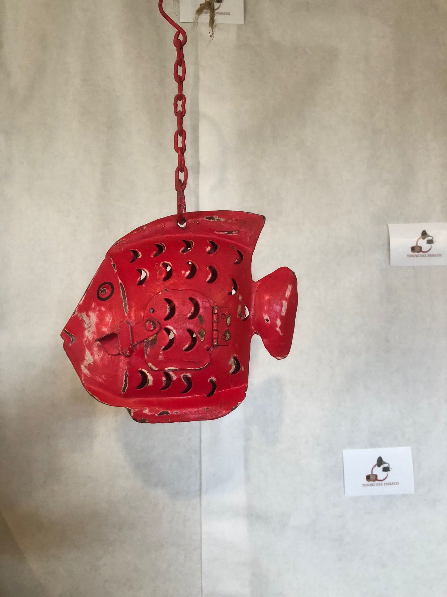 Pesce Rosso in Metallo – Scultura Decorativa Artigianale Portacandela