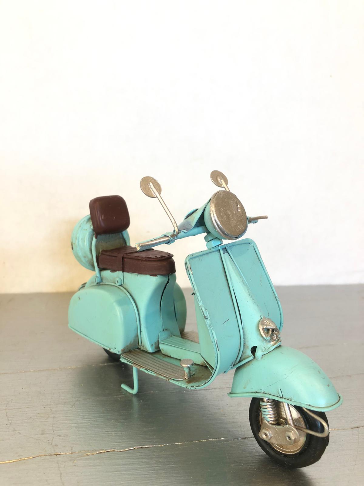 decorazione vintage per la casa, l’ufficio e le vetrine
modellino da collezione per appassionati di scooter storici
regalo originale per amanti della Vespa e del Made in Italy
arredamento retrò per locali, bar e negozi a tema anni ’50-’60