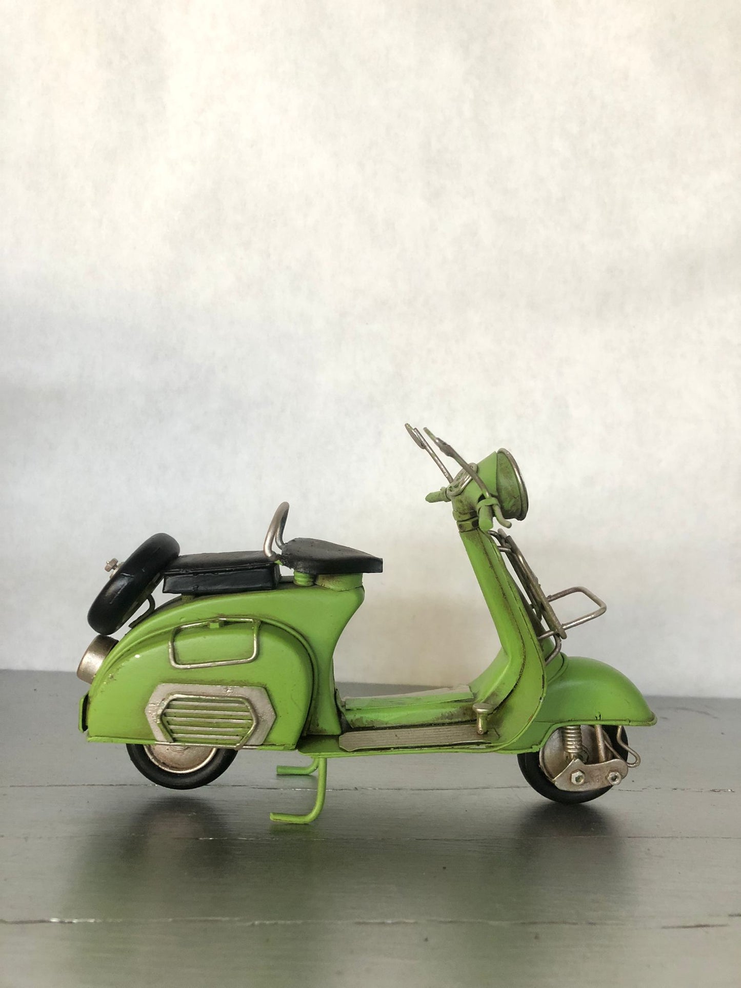 decorazione vintage per casa, ufficio e locali retrò
modellino da collezione per appassionati di scooter storici
idea regalo originale per amanti della Vespa e del Made in Italy
arredamento a tema anni ’50-’60
vespa vintage verde in metallo
modellino scooter retrò
scooter d’epoca arredamento
miniature vespa collezione
vespa artigianale in ferro
arredamento vintage italiano
regali originali per appassionati Vespa
modellini scooter d’epoca
oggetti decorativi retrò italiani
vespa d’epoca