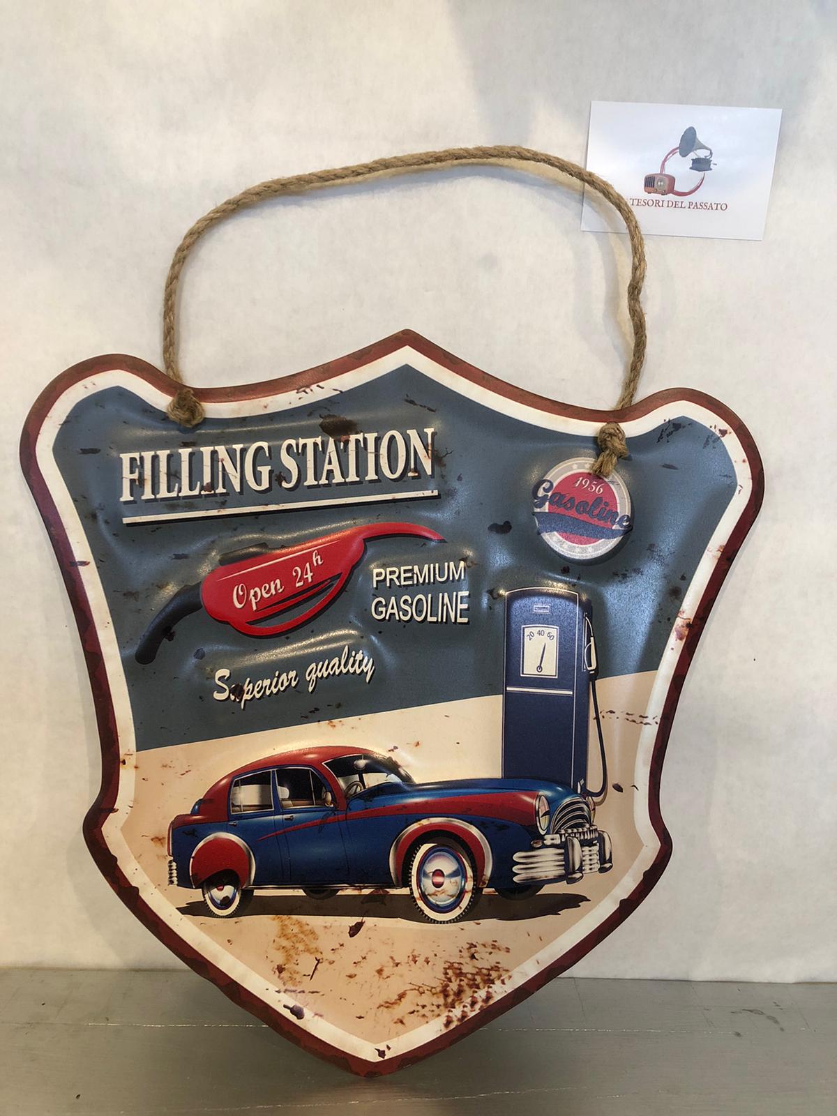 Targa Vintage in Metallo Filling Station – Auto d’Epoca e Pompa di Benzina – Stile Retrò Anni ‘50