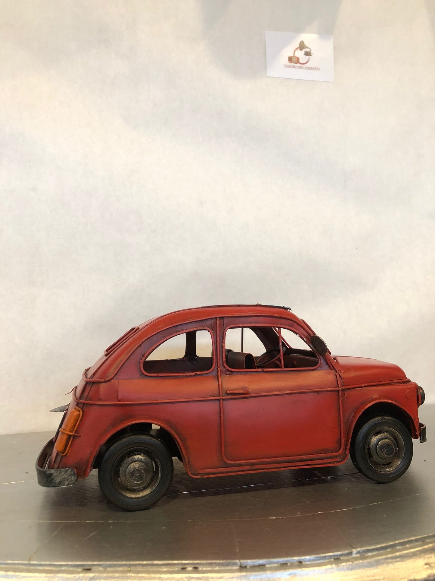 decorazione vintage per la casa, ufficio o negozio
pezzo da collezione per appassionati di auto storiche
regalo originale per amanti delle auto italiane
arredamento retrò per vetrine e locali a tema anni ’50 e ’6