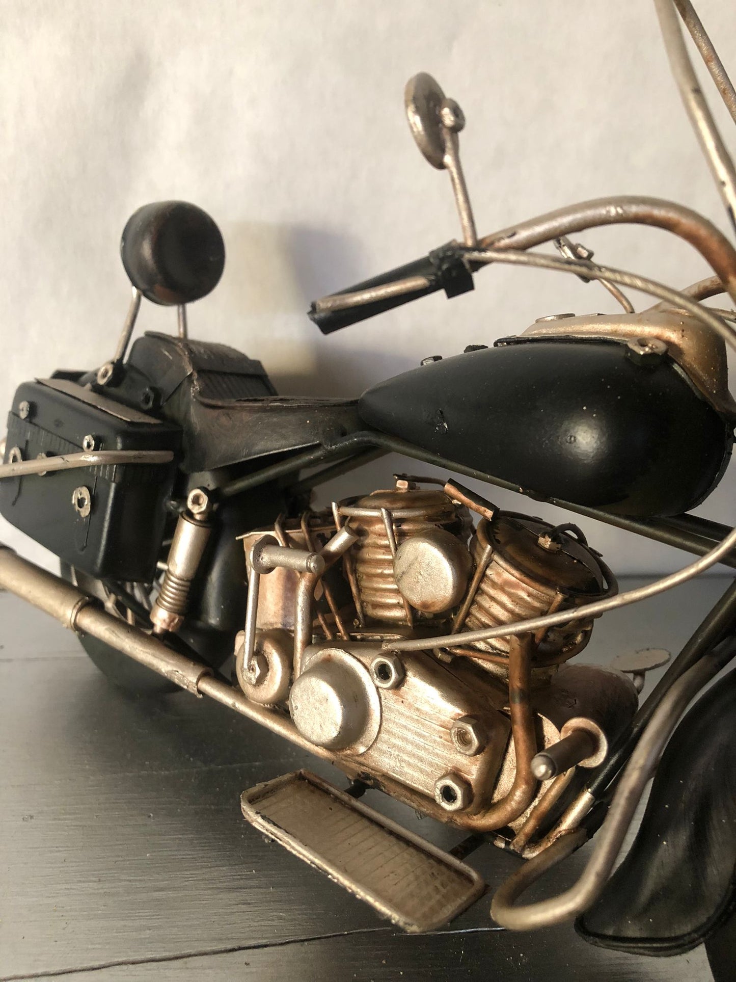 Struttura in metallo dipinta a mano
Dettagli realistici del motore e della carrozzeria
Parabrezza e triplo faro anteriore
Sella e borse laterali in stile retrò