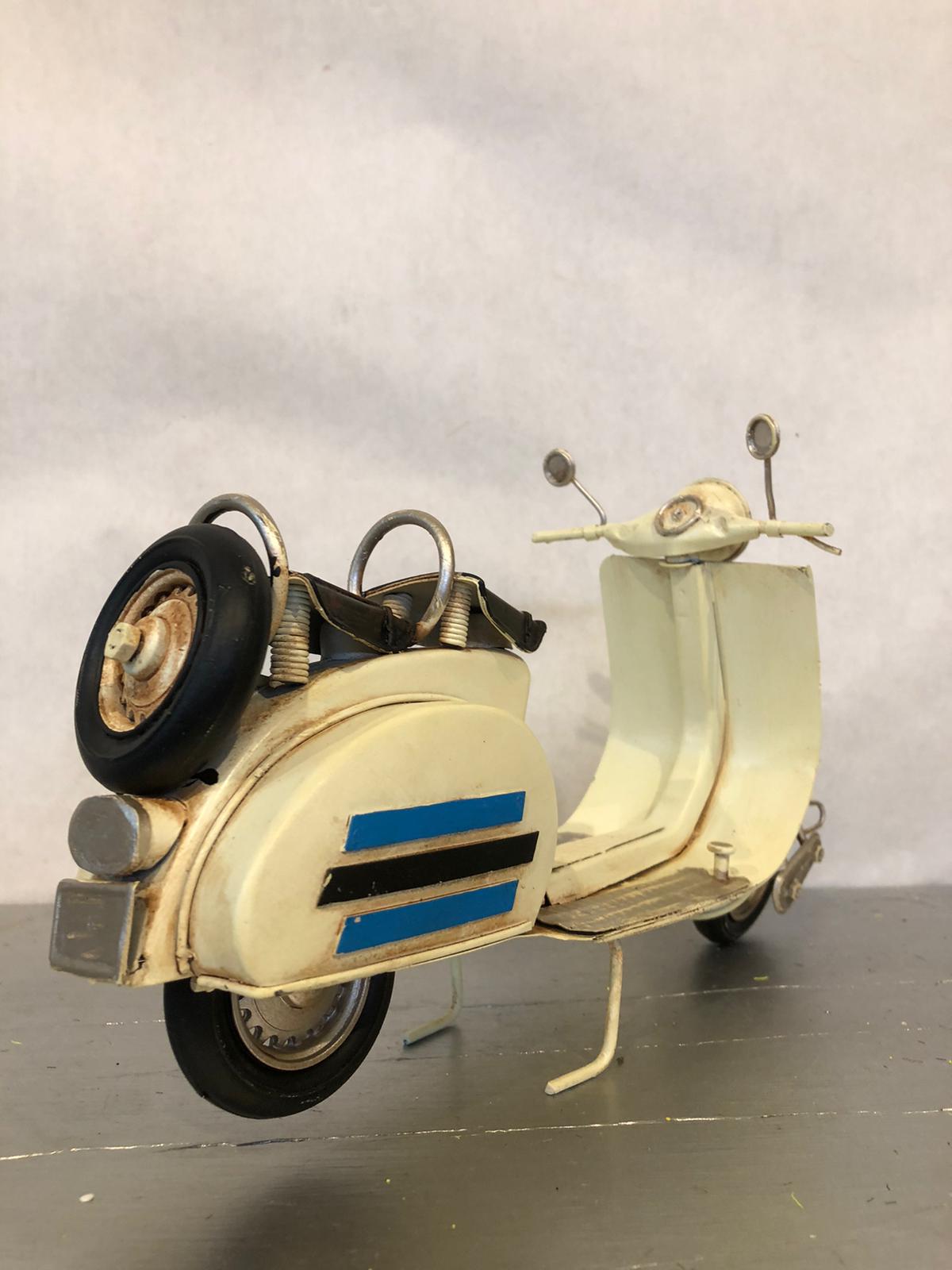 pezzo da collezione per appassionati di scooter storici
arredamento vintage per soggiorno, scrivania o vetrine
regalo originale per amanti delle Vespa e del Made in Italy
decorazione retrò per locali e negozi a tema anni ‘50 e ‘6