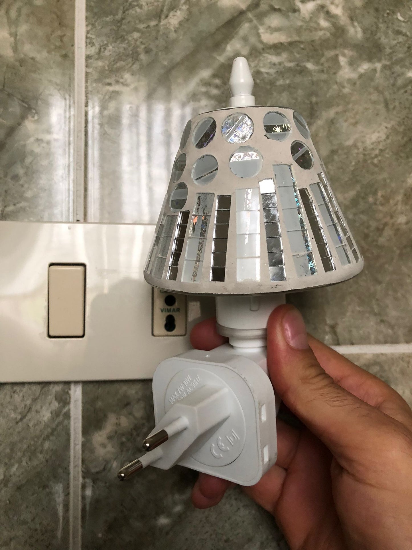 Lampada notturna LED a risparmio energetico
Paralume mosaico con design unico ed elegante
Ideale per camera da letto, bagno, corridoio e cameretta
Facile installazione: si collega direttamente alla presa elettrica
Luce calda e soffusa, perfetta per relax e sicurezza notturna