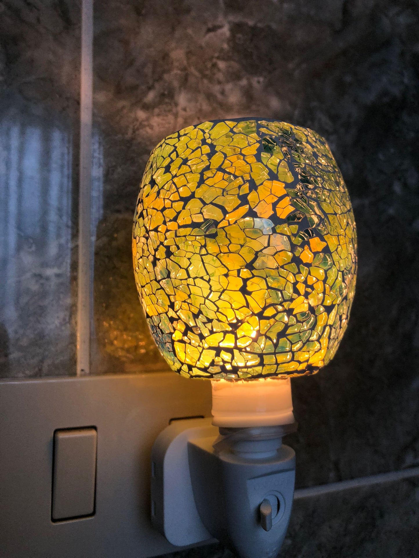 Paralume mosaico giallo-verde con effetto vetro spezzato
Lampada notturna LED a risparmio energetico
Ideale per camera da letto, bagno, corridoio, soggiorno e cameretta
Perfetta come luce decorativa e di cortesia notturna
Collegamento diretto alla presa elettrica, semplice e pratico