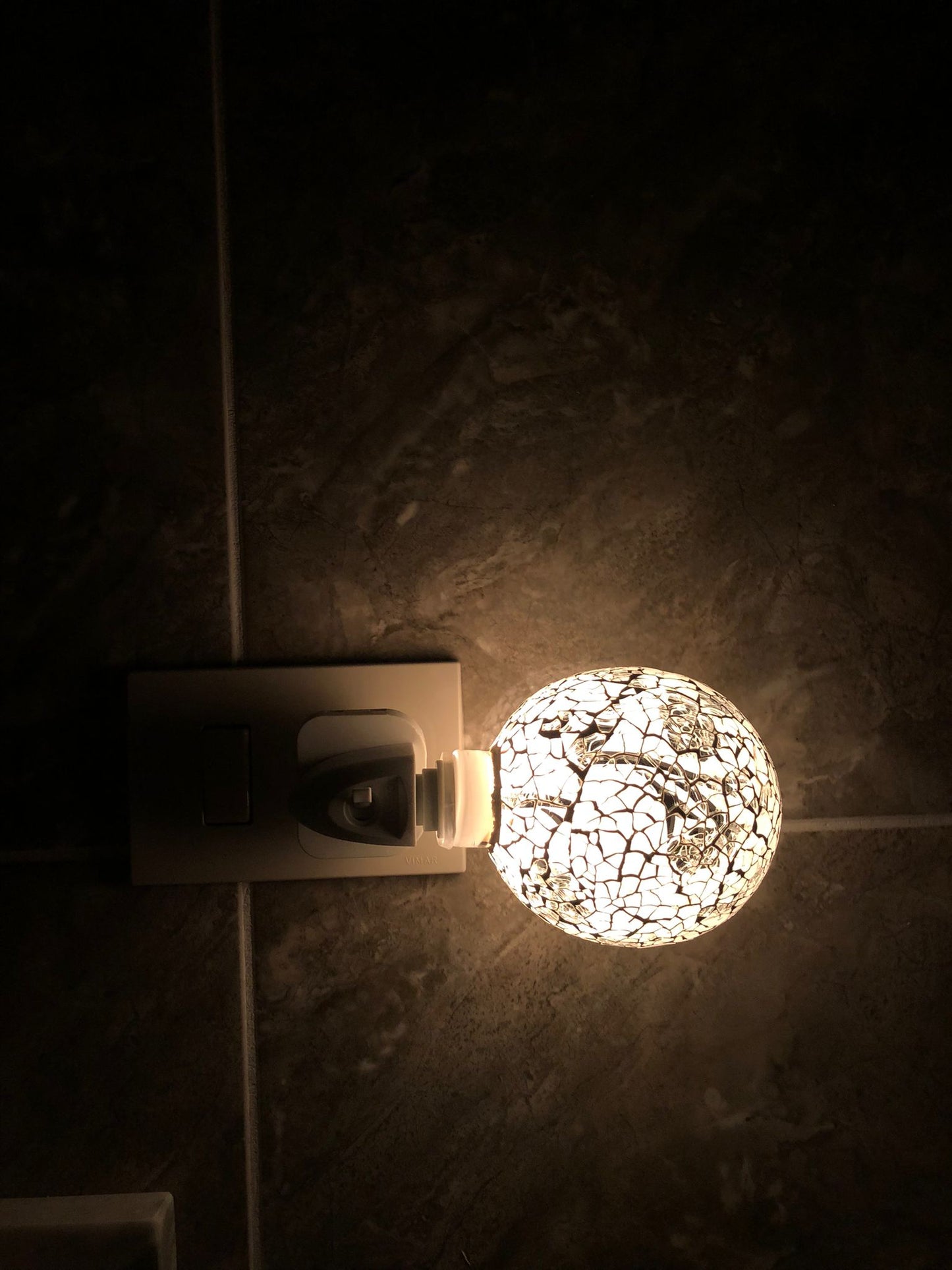 Paralume sferico in mosaico bianco e argento
Luce LED a basso consumo energetico
Perfetta per camera da letto, bagno, soggiorno, corridoio e cameretta
Luce calda, soffusa e rilassante
Collegamento diretto alla presa elettrica, senza installazioni