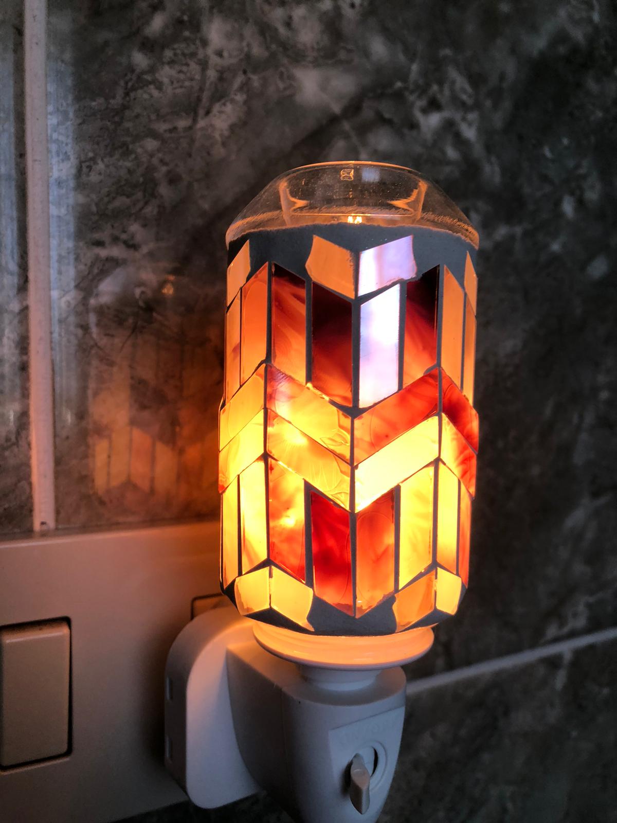 Lampada Notturna da Presa con Paralume Esagonale Mosaico Arancio e Bianco – Luce Notturna LED Decorativa Moderna
