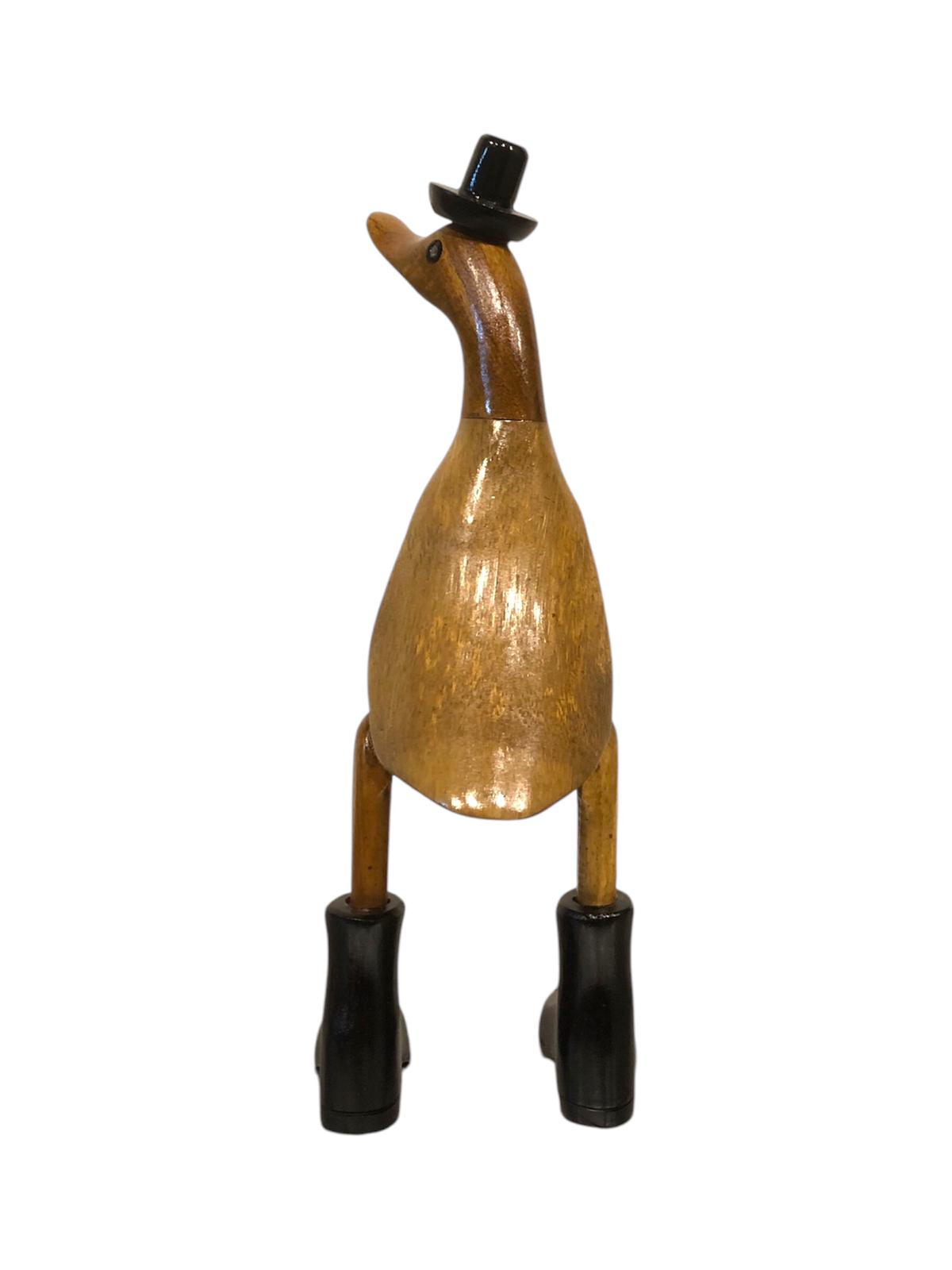 Papera in Legno con Cappello e Stivali Neri – Decorazione Artigianale Country Chic