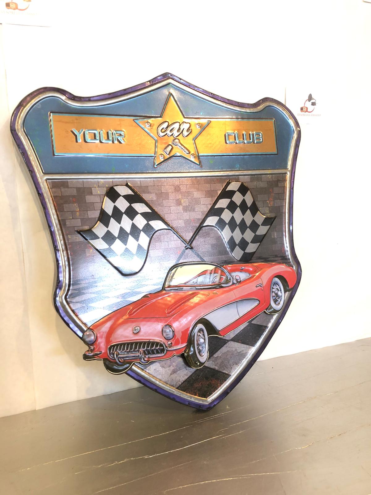 Insegna Vintage Car Club – Auto d’Epoca Rossa e Bandiere Racing in Metallo