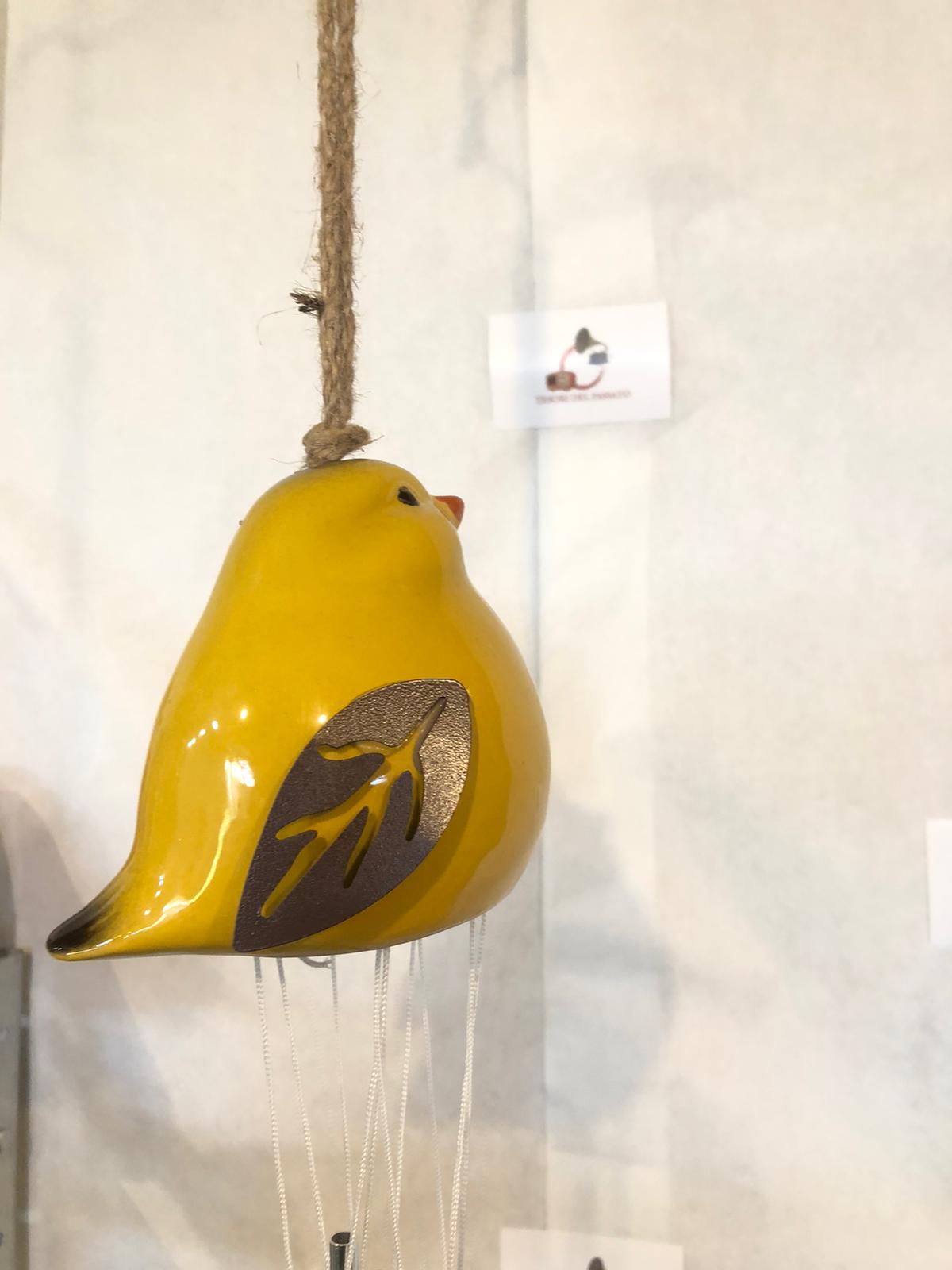 Pendaglio a Vento Uccellino Giallo in Ceramica – Decorazione da Giardino e Balcone
