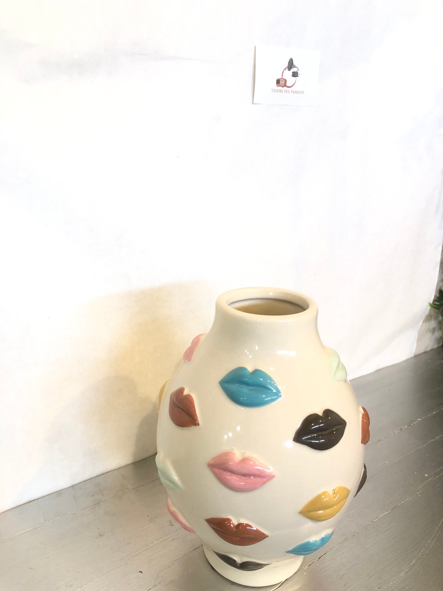 Vaso in Ceramica con Labbra Colorate in Rilievo – Design Pop Art Moderno