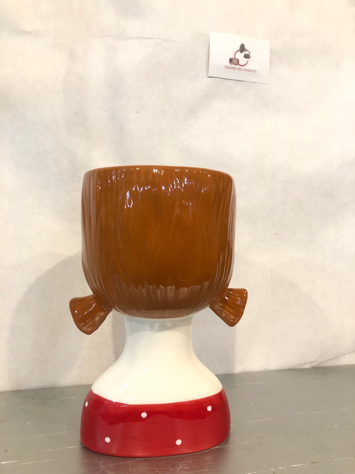 Vaso Volto Donna in Ceramica – Testa Decorativa con Capelli Castani e Maglia Rossa a Pois