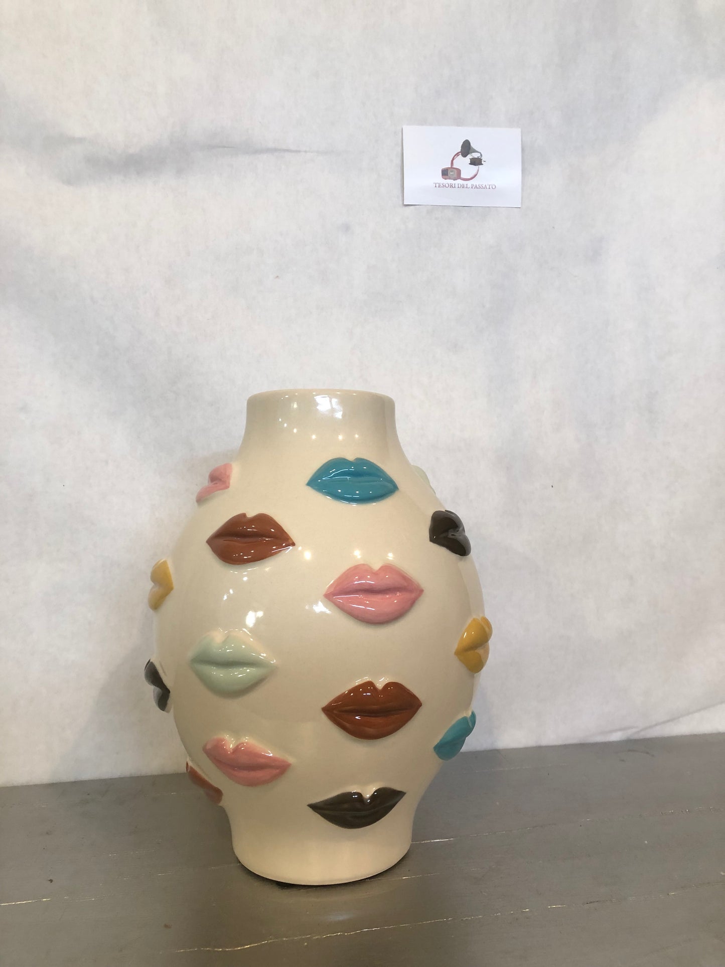 Vaso in Ceramica con Labbra Colorate in Rilievo – Design Pop Art Moderno