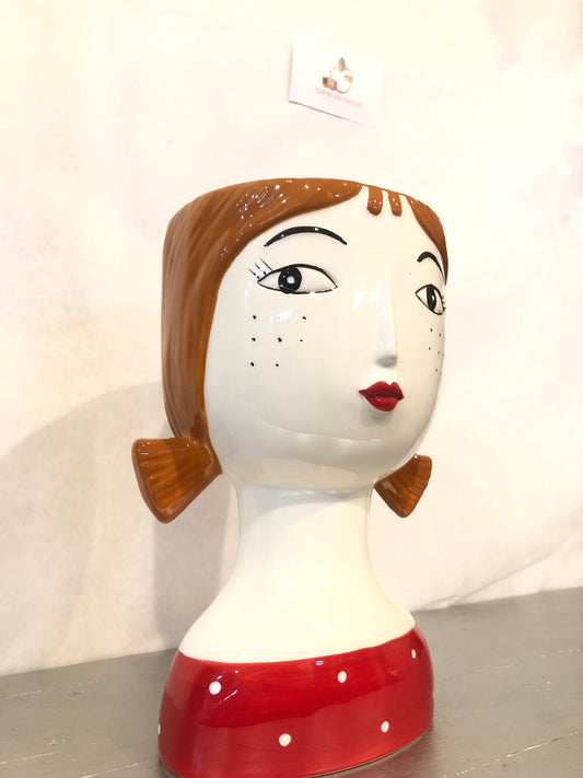 Vaso Volto Donna in Ceramica – Testa Decorativa con Capelli Castani e Maglia Rossa a Pois