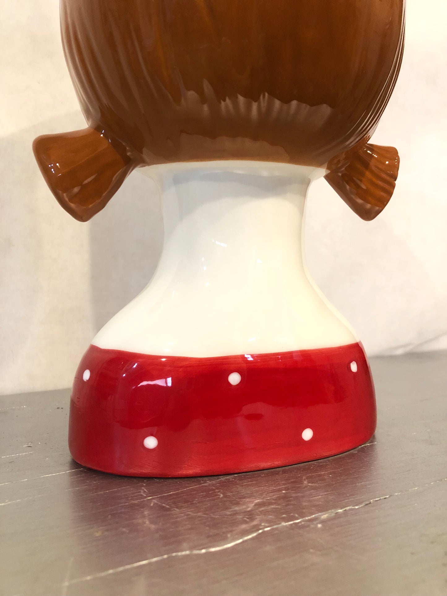 Vaso Volto Donna in Ceramica – Testa Decorativa con Capelli Castani e Maglia Rossa a Pois