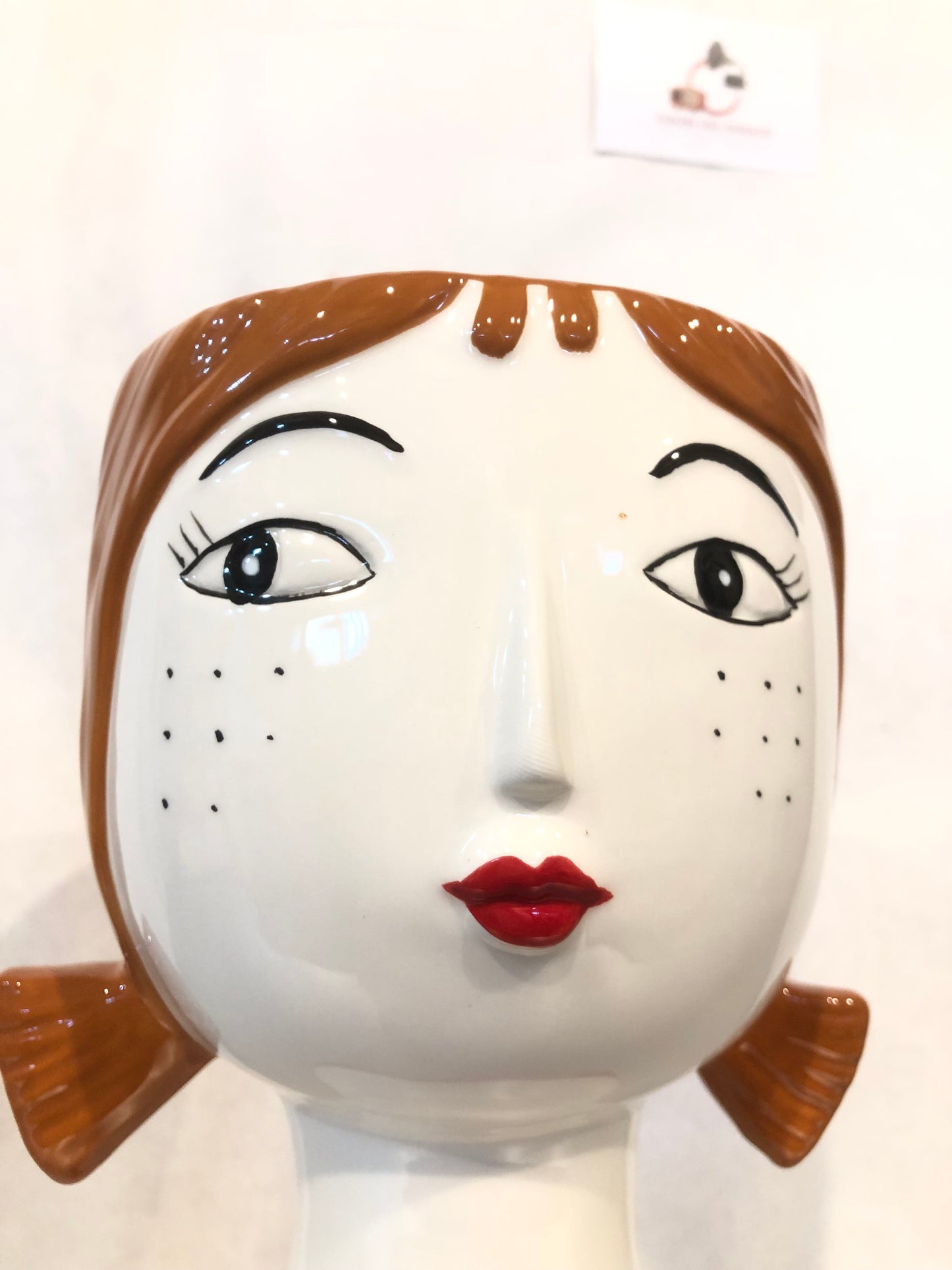 Vaso Volto Donna in Ceramica – Testa Decorativa con Capelli Castani e Maglia Rossa a Pois