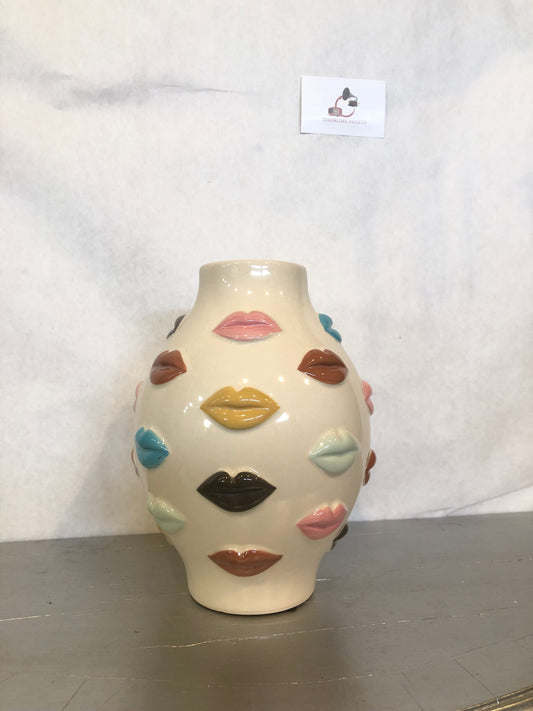 Vaso in Ceramica con Labbra Colorate in Rilievo – Design Pop Art Moderno