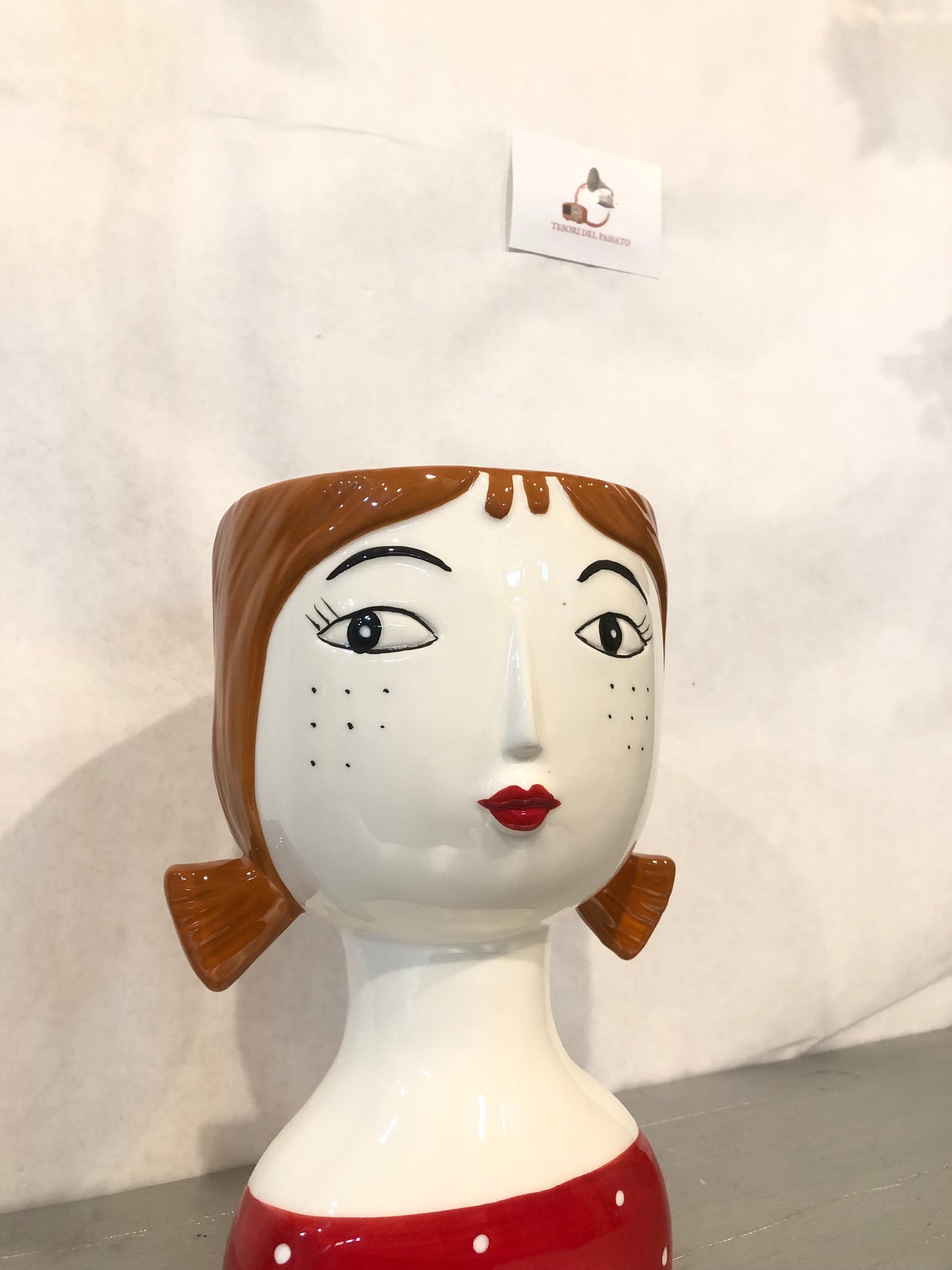 Vaso Volto Donna in Ceramica – Testa Decorativa con Capelli Castani e Maglia Rossa a Pois